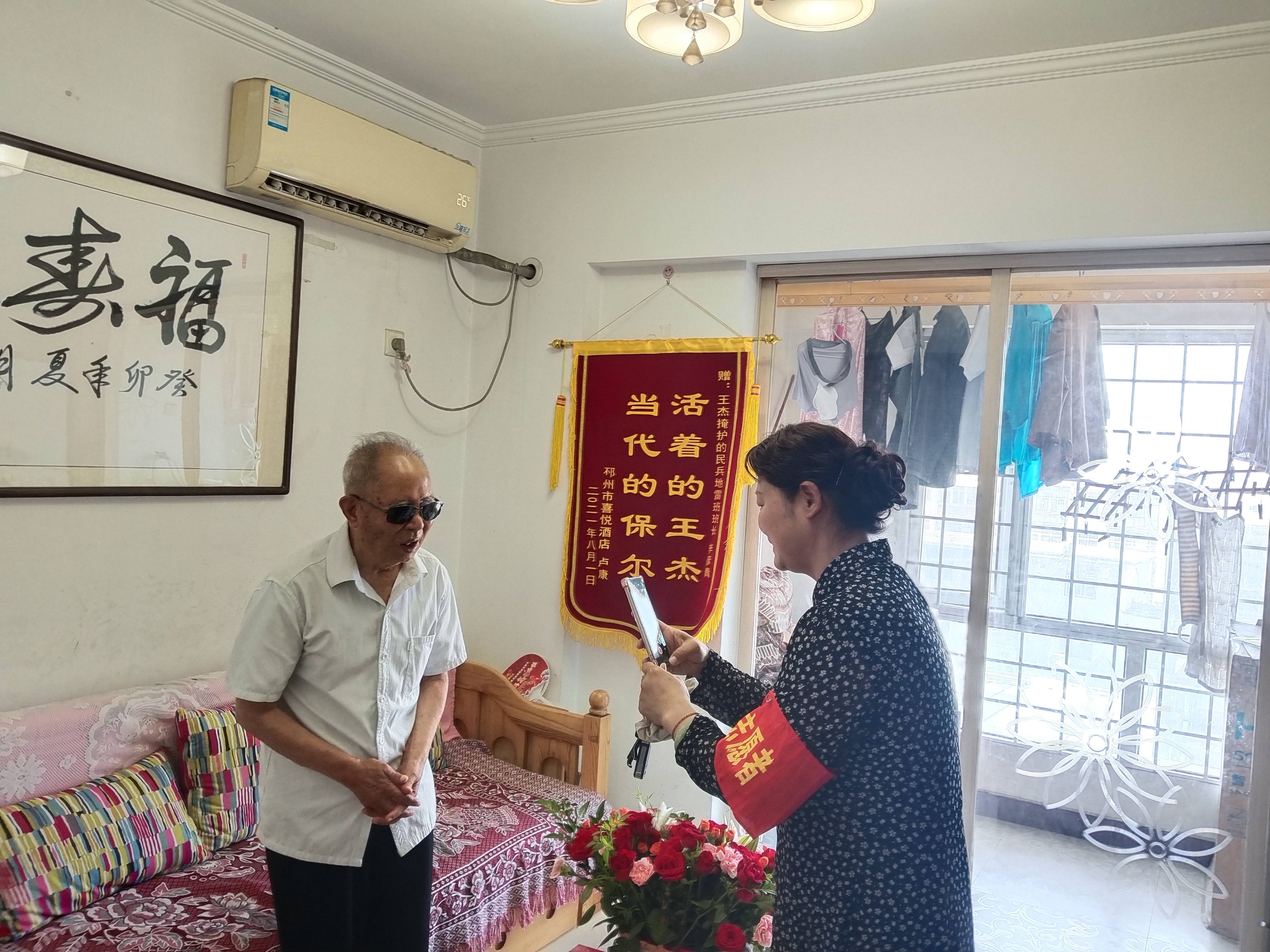 江苏邳州平安志愿者看望慰问“活着的王杰”李彦清(图2)