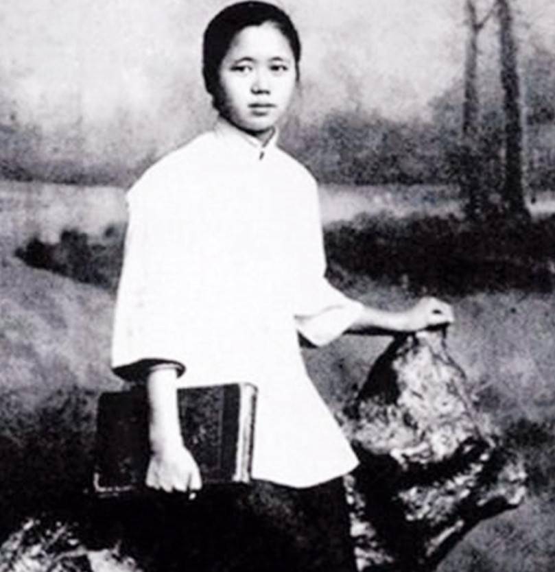 胡适去世,众人来悼,遗孀江冬秀却当众捶打遗体:死鬼胡适之啊