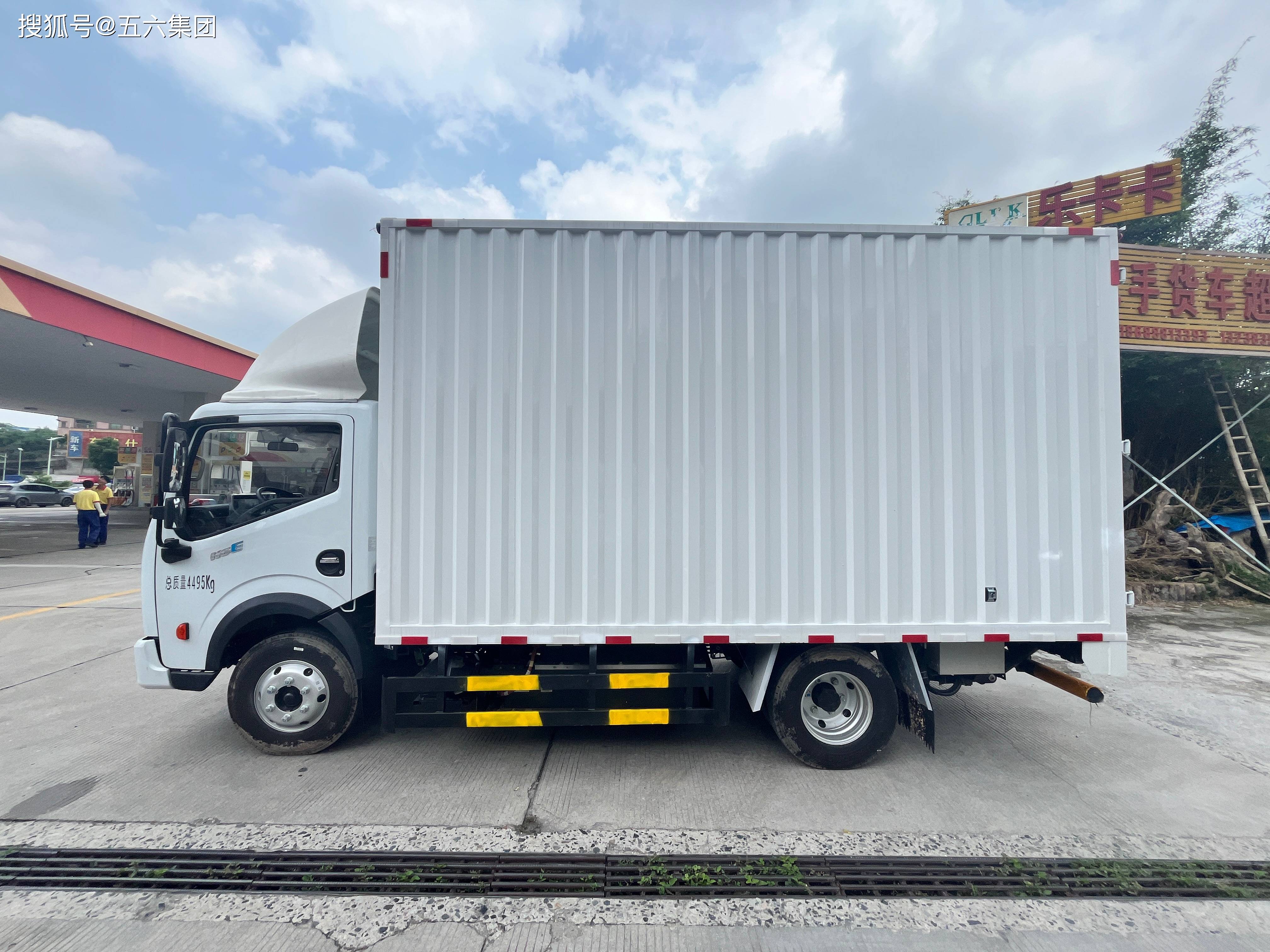 五六集团:东风新能源货车租赁服务站新车到店