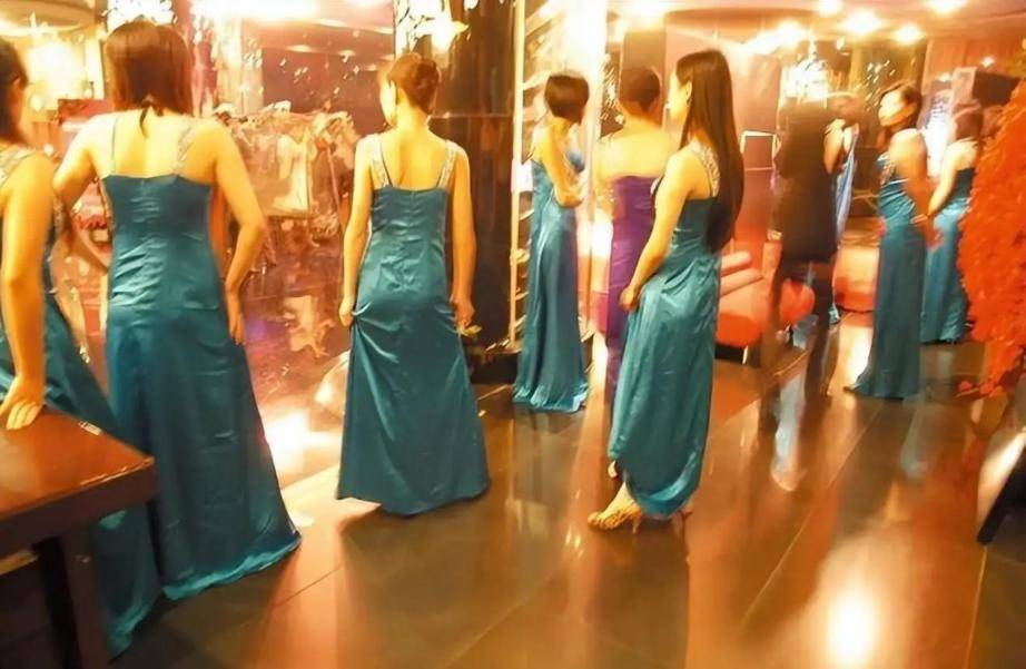 在三位省厅警监指挥下,对位于郑州cbd的"皇家一号"实施突击搜查