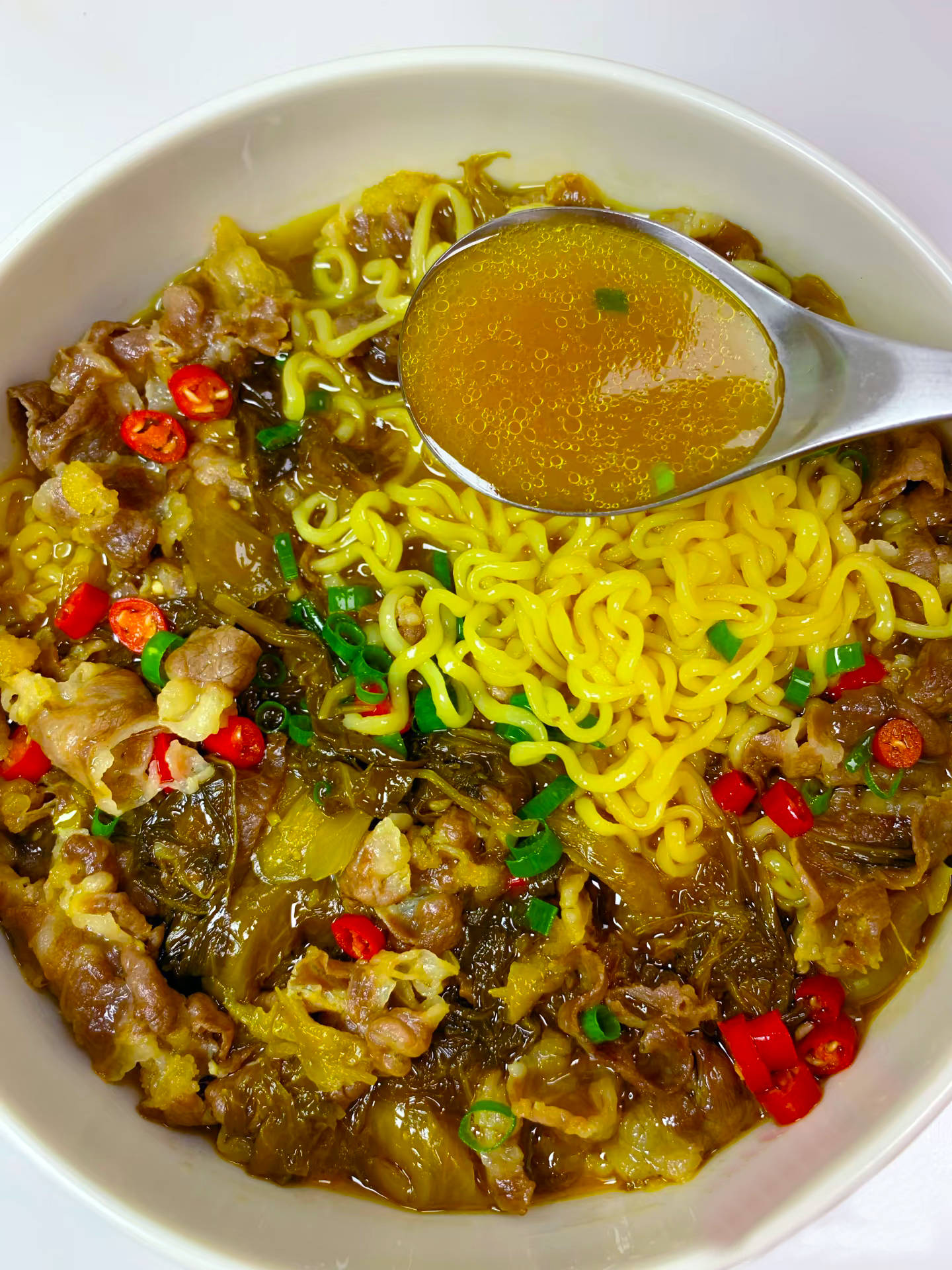 夏天热的不想做饭,尝试这个看看:酸汤肥牛泡面是这个夏天的救命美味