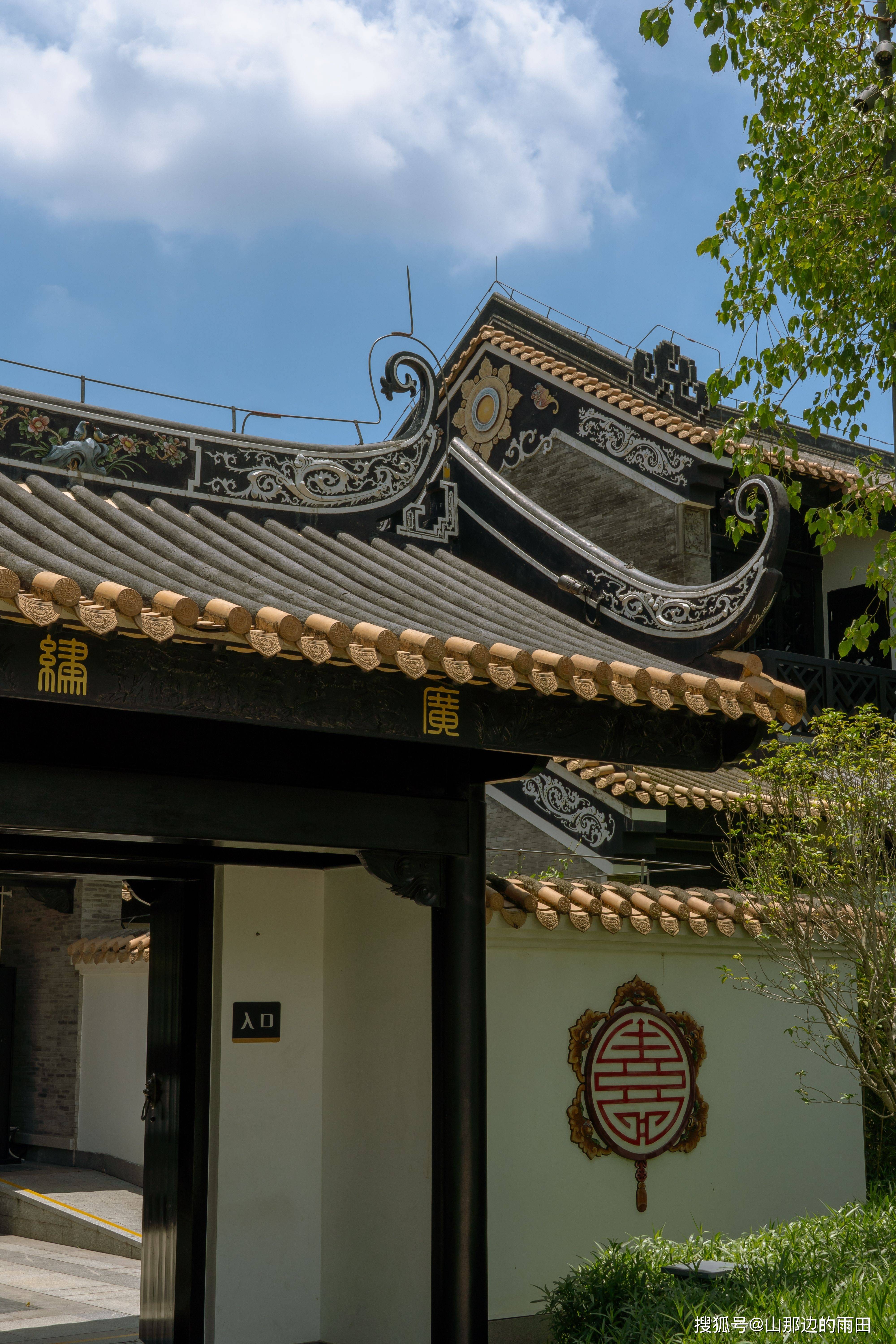 有会讲故事的"神兽"屋脊,这是岭南建筑的守护神