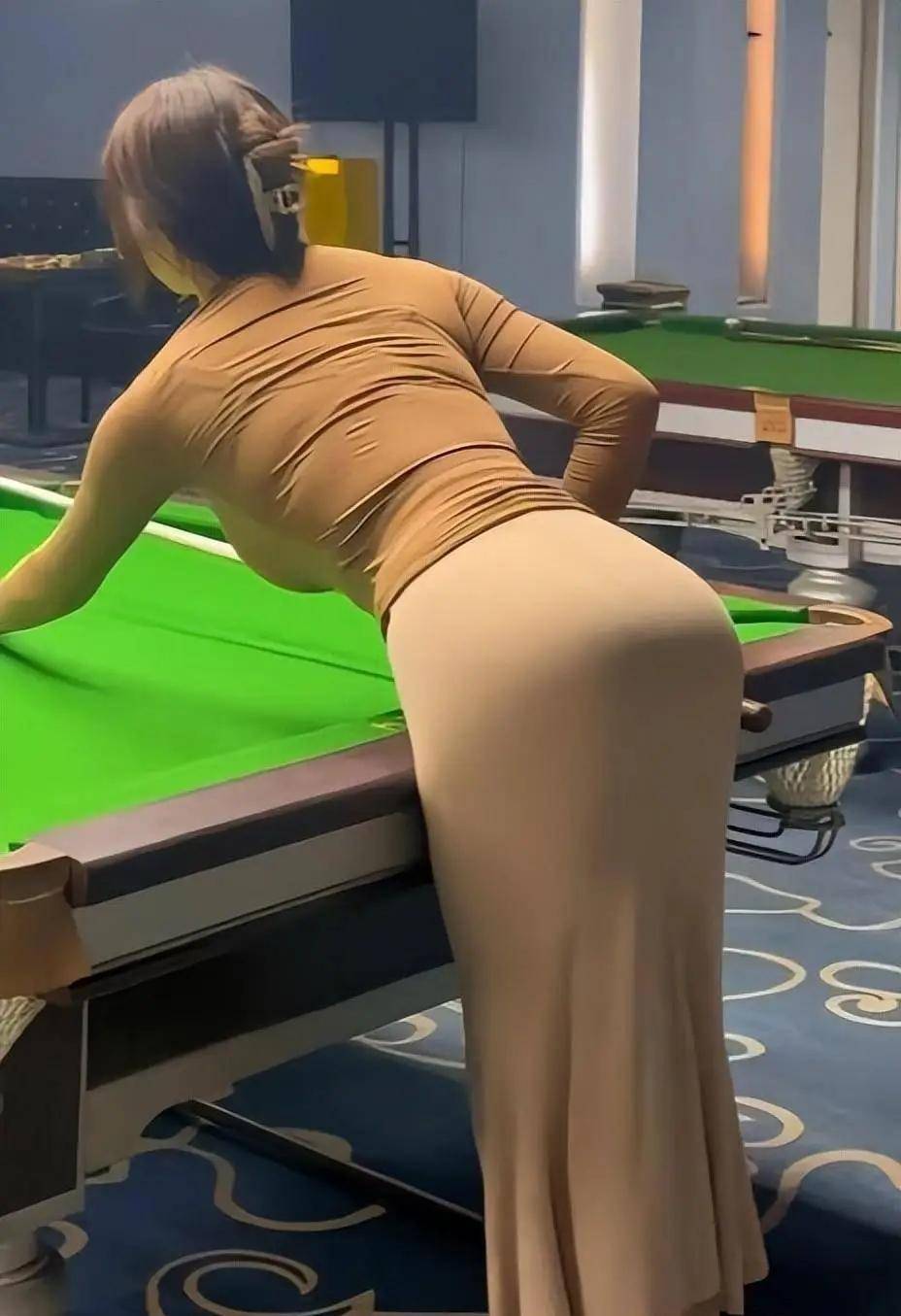 原创43岁潘晓婷现状皮肤白嫩身材火辣看完照片才知道为何无人敢娶