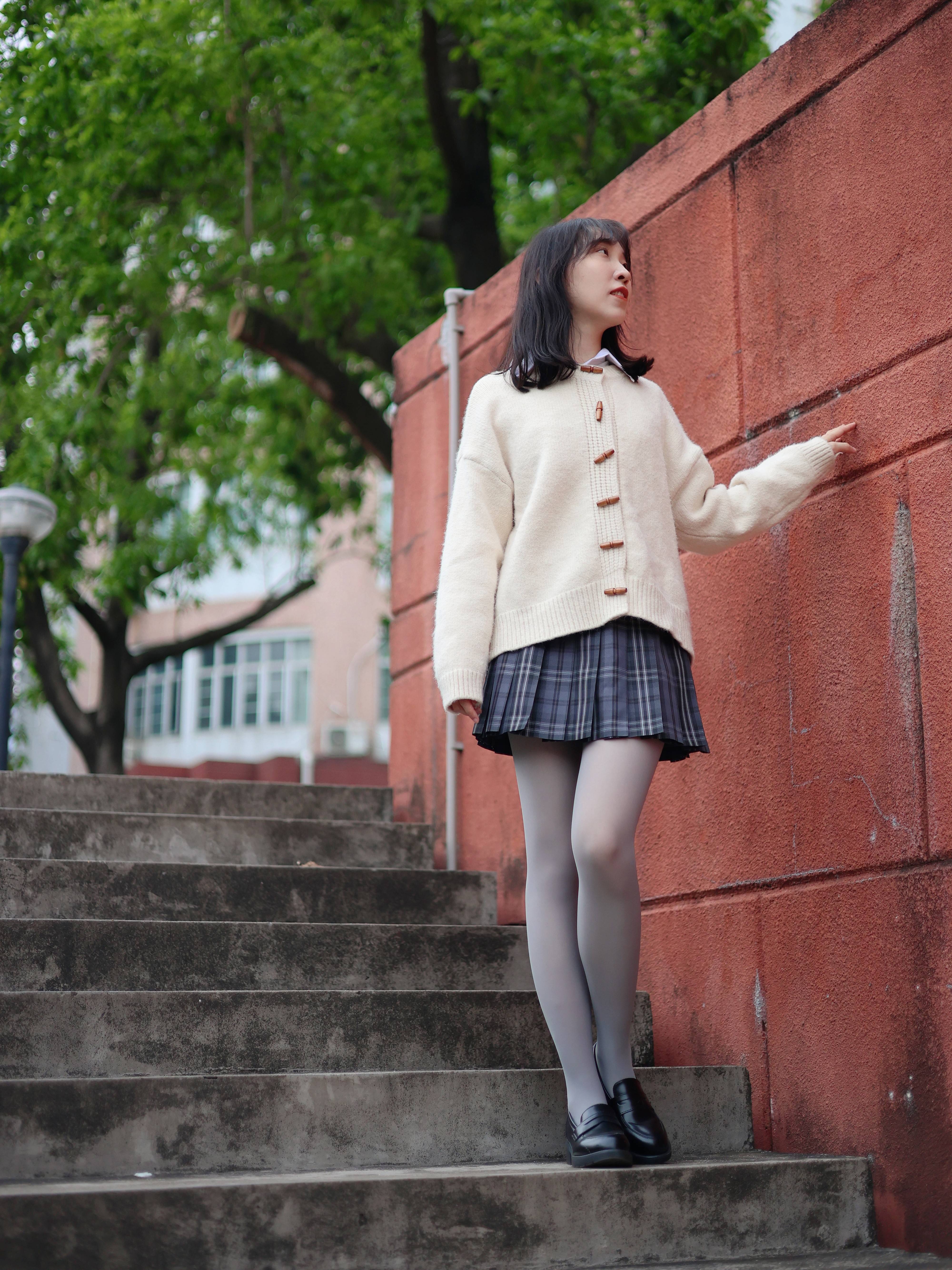jk制服搭配灰丝小皮鞋,小姐姐诠释厚灰美学