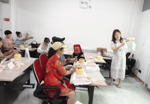 用熟练的手制作蛋糕，在附近的温暖 - 温暖的单