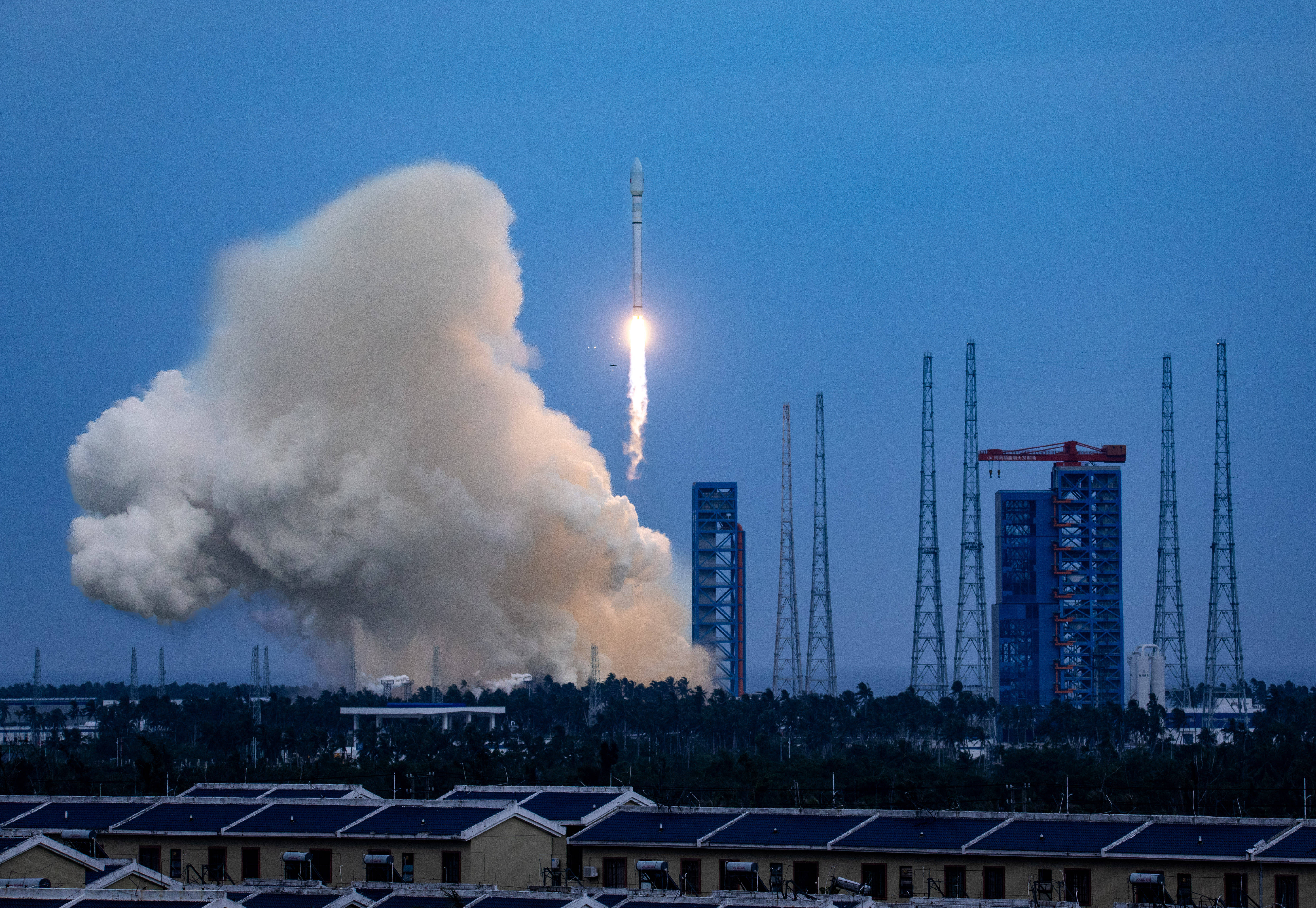 中国在海南文昌用长征十二号运载火箭成功发射卫星互联网低轨卫星