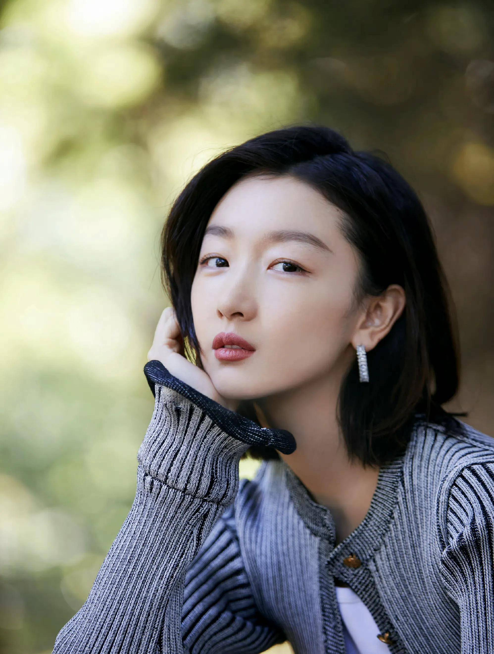 女星周冬雨时尚写真姣美靓丽小家碧玉
