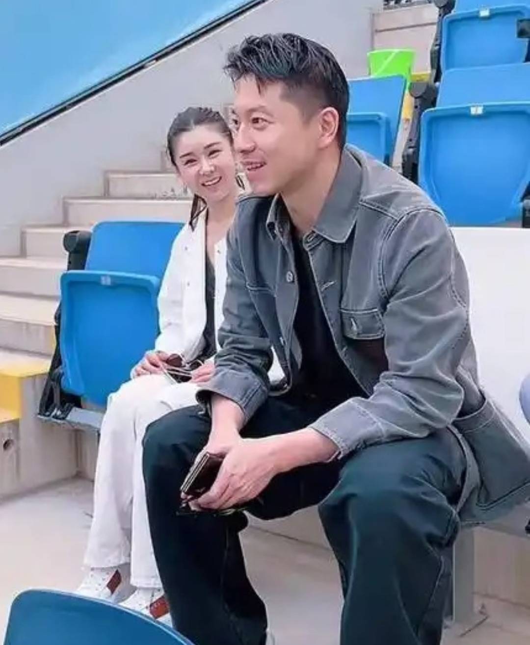 王雷夫妇庐山秀恩爱李小萌身材丰腴个子不高抱老公撒娇甜蜜蜜