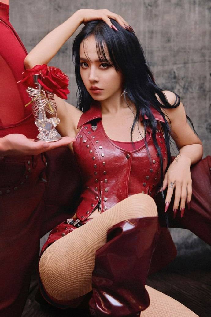 蔡依林造型太绝了!一身红皮衣又辣又飒,气场直接拉满