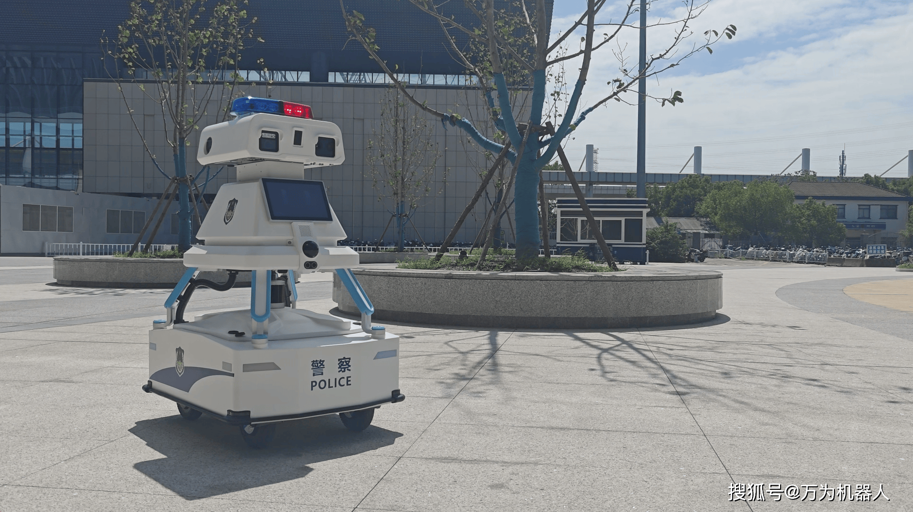 上海松江站启用警用智能安保巡逻机器人,ai警务守护旅客平安出行