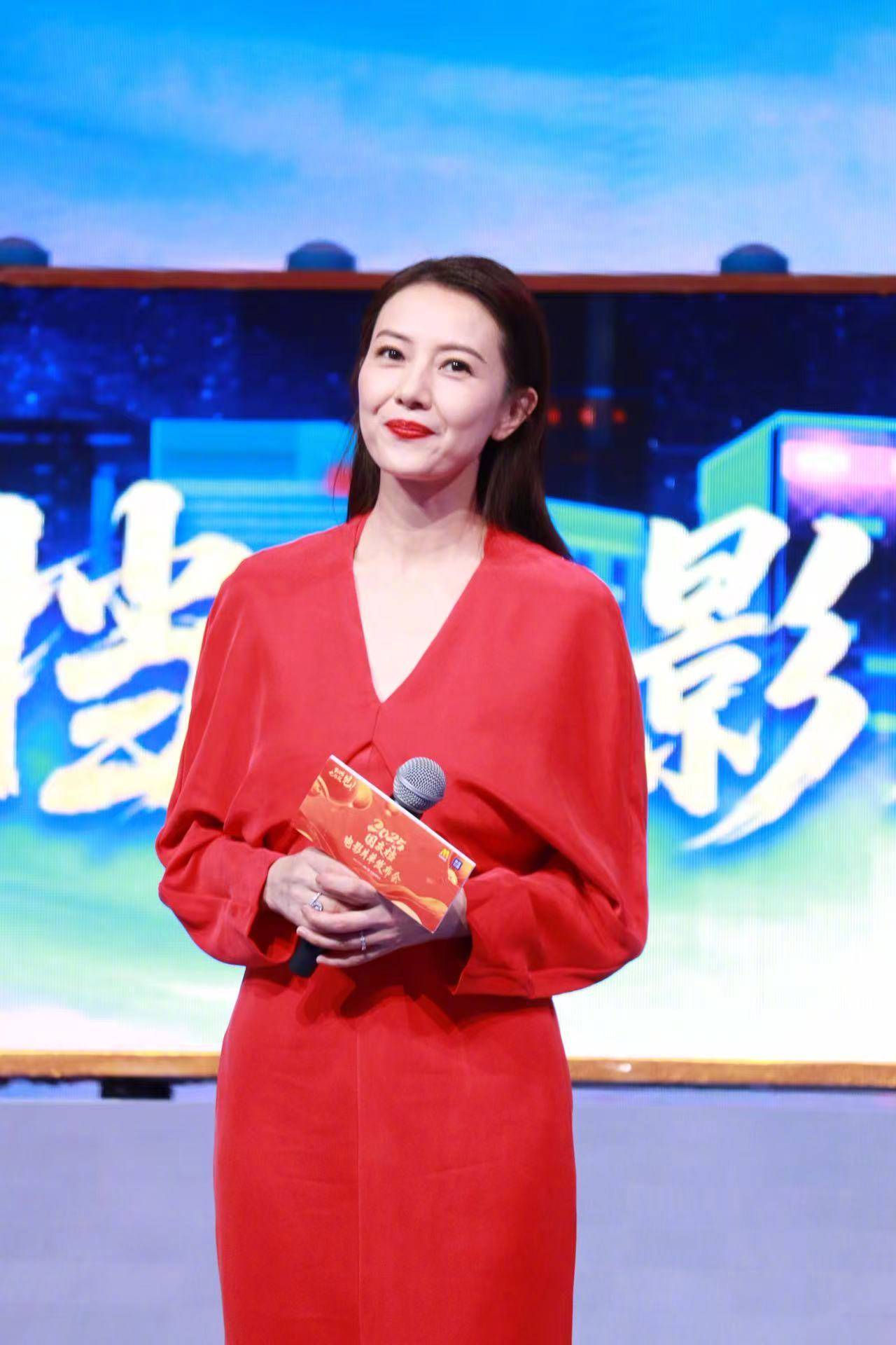 高圆圆亮相2025国庆档电影片单发布会 一袭红裙配烈焰红唇女神范儿依旧 (图2)
