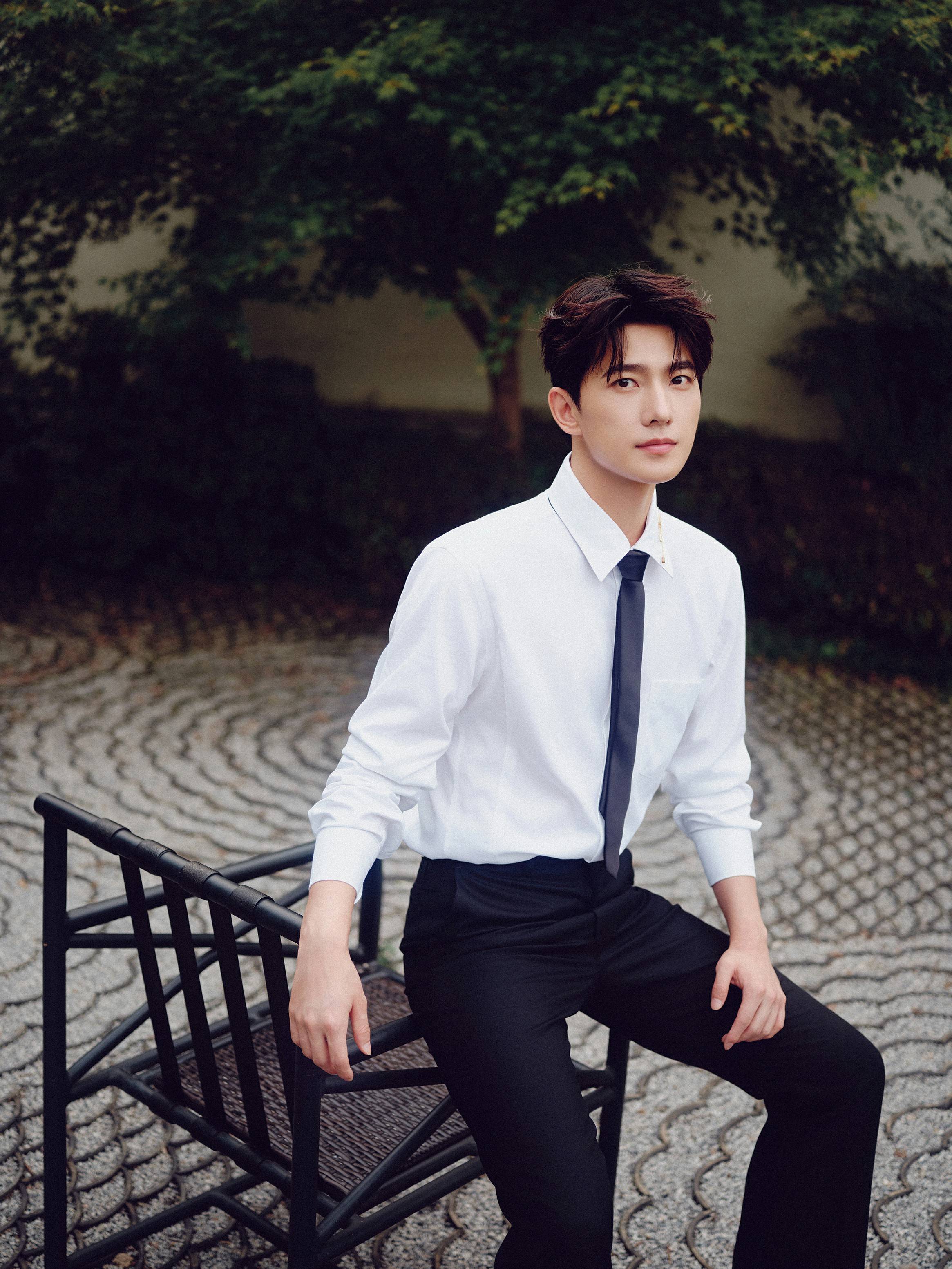 杨洋出席抖音生活服务心动榜酒店发布盛典 尽显雅致风华