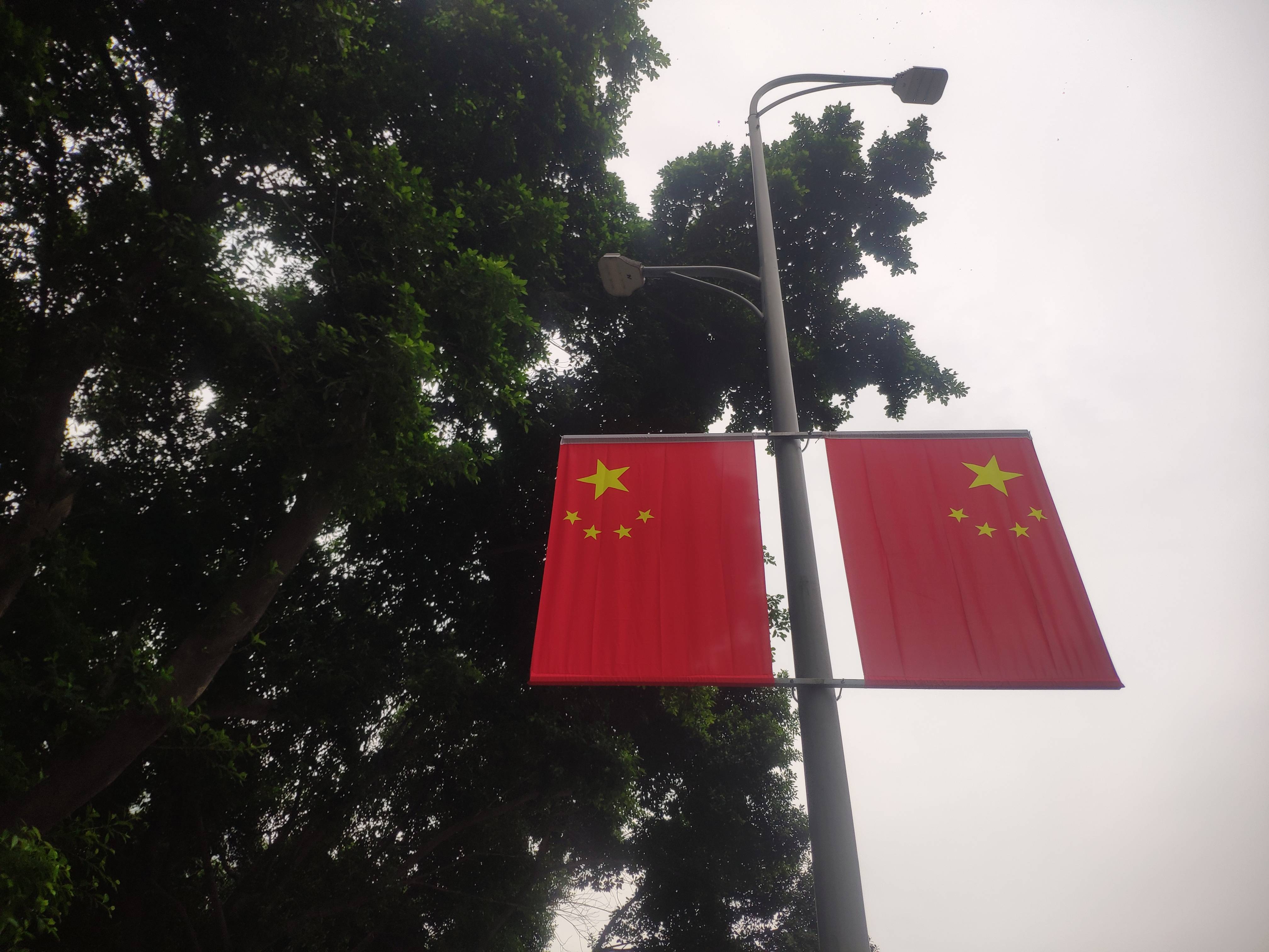 重庆街头遍染"中国红" 五星红旗迎风招展迎国庆