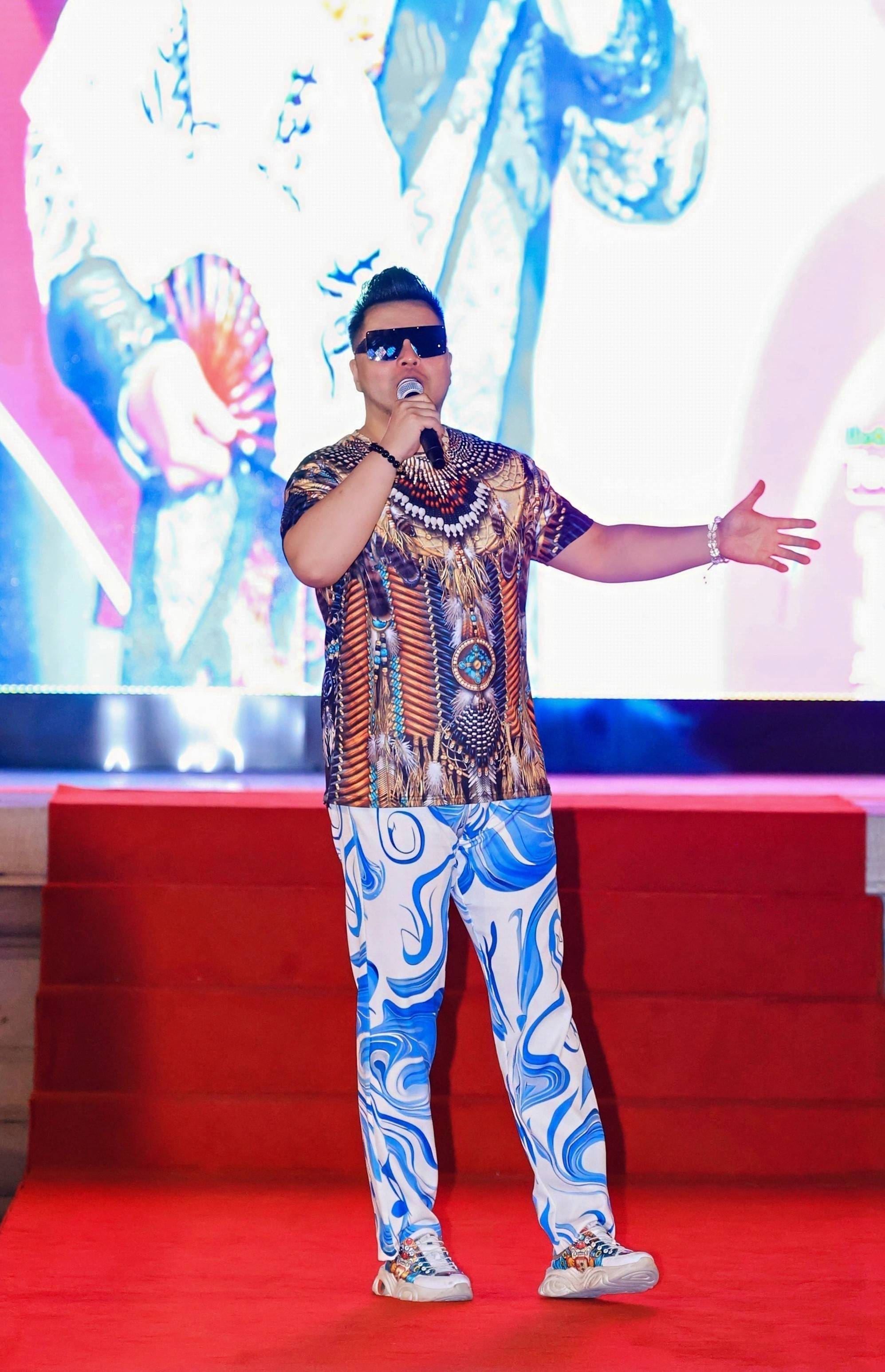 曾登上央视春晚等多个晚会的香港著名爵士歌手邰上黄一展歌喉,为大家