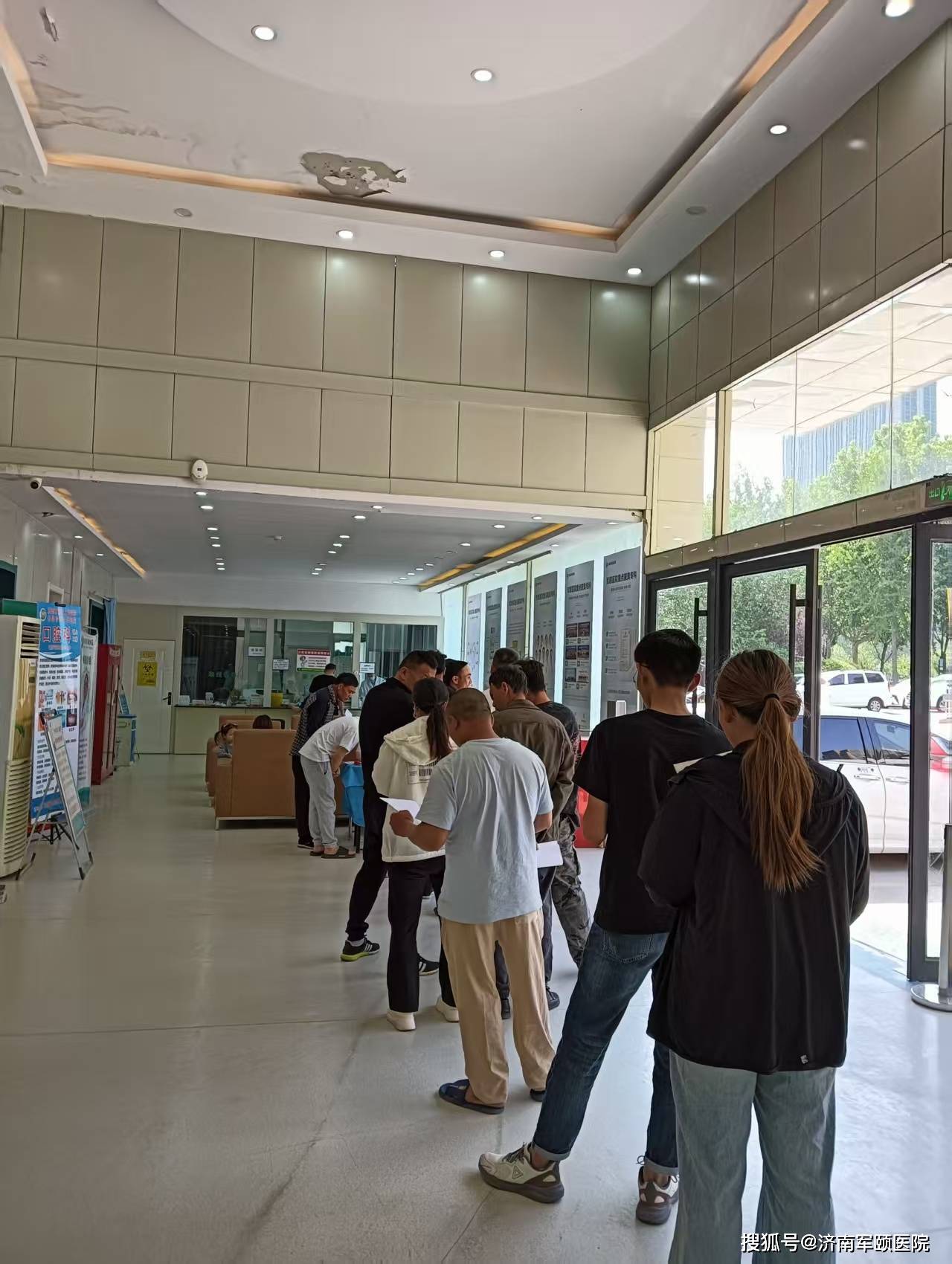 走进济南军颐的门诊大厅温馨的氛围扑面而来
