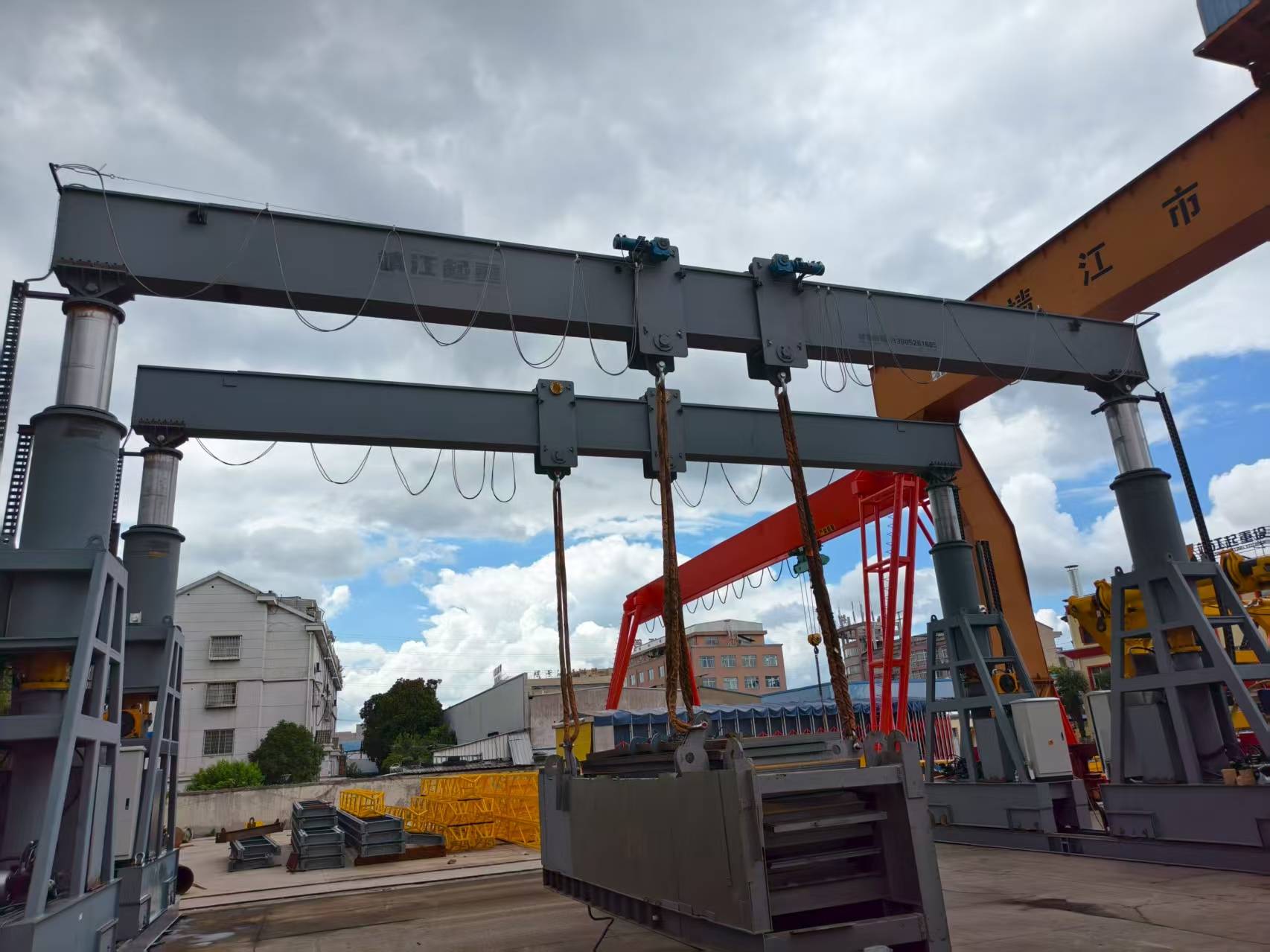 液压起重机:从千吨负载到毫米定位的液压革命