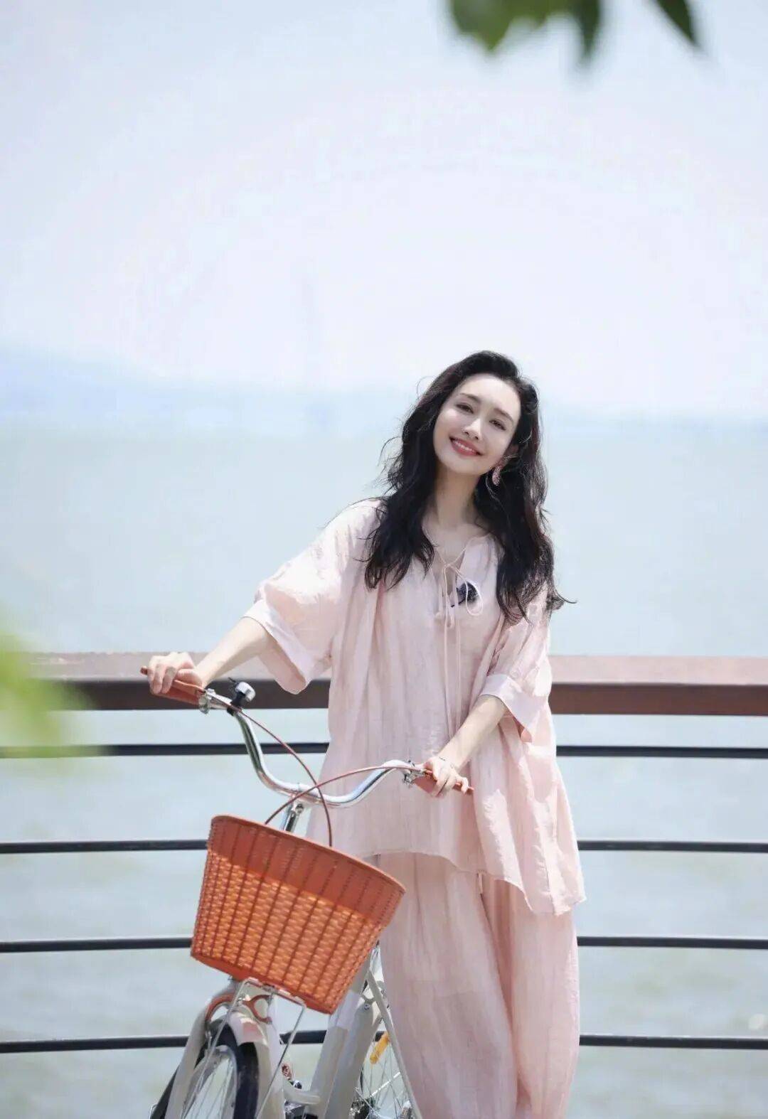 王鸥|她不久前现身深圳地铁站还是好美啊一场视觉与心灵的邂逅