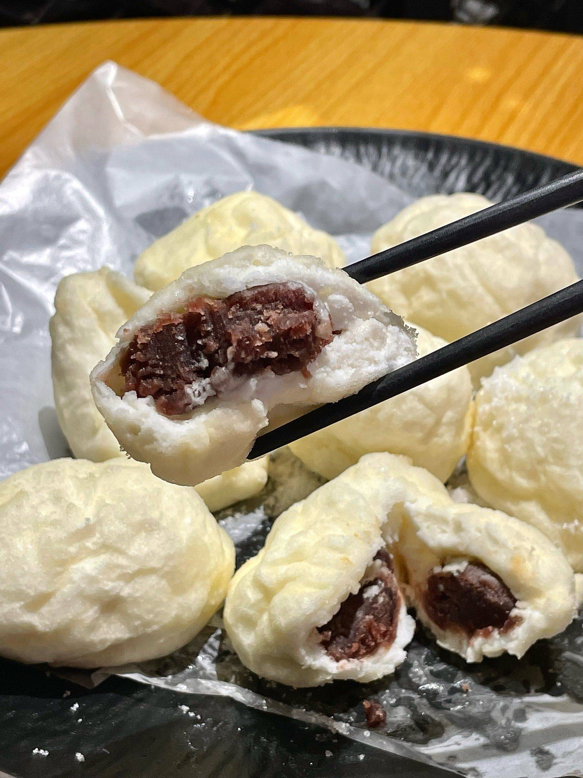 将红豆沙揉成团在蛋清与淀粉调制的云朵中翻滚入低温猪油慢炸