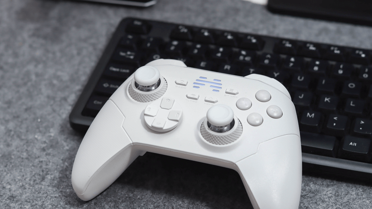 同价位唯一双切震动扳机！北通鲲鹏20绝尘白用自研技术打造入门手柄天花板