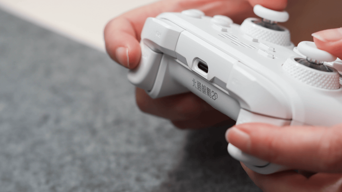 同价位唯一双切震动扳机！北通鲲鹏20绝尘白用自研技术打造入门手柄天花板