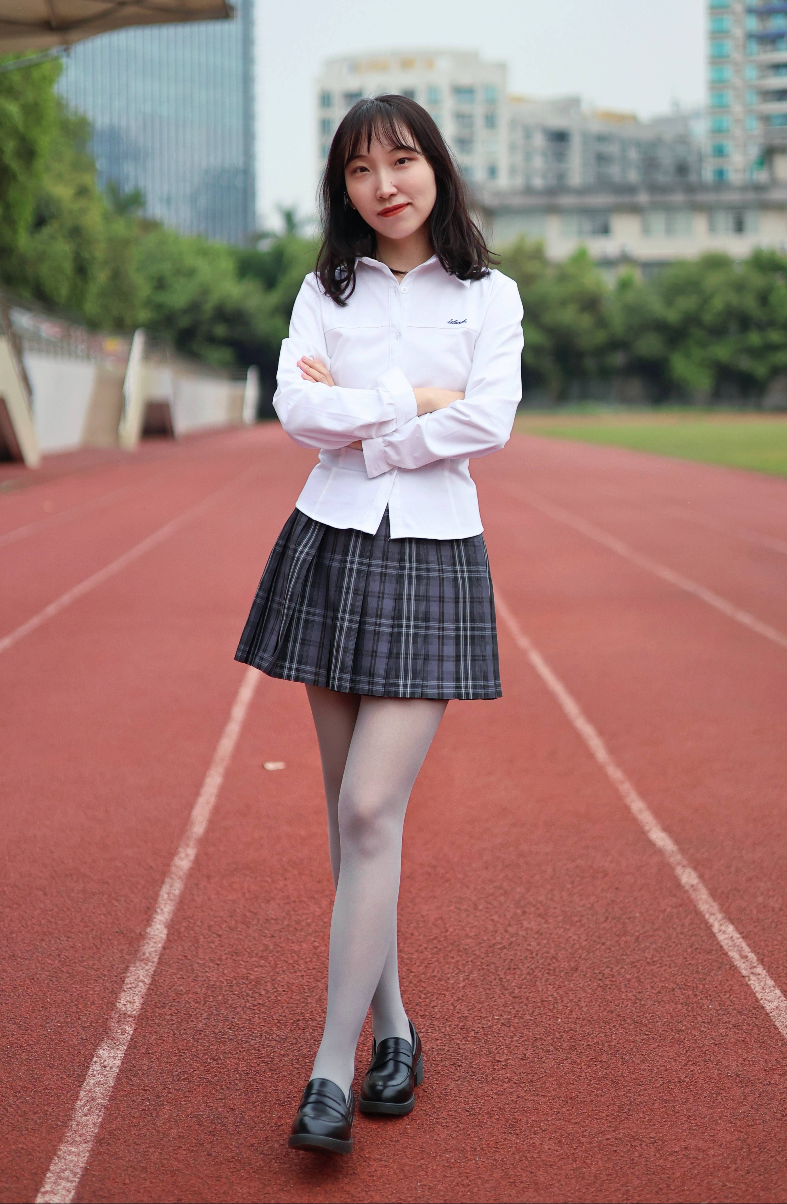 jk制服搭配灰丝小皮鞋,小姐姐诠释厚灰美学