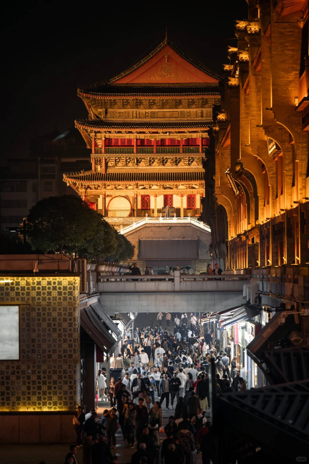 第一天抵达西安后先逛钟鼓楼广场感受市中心的热闹氛围傍晚去西安