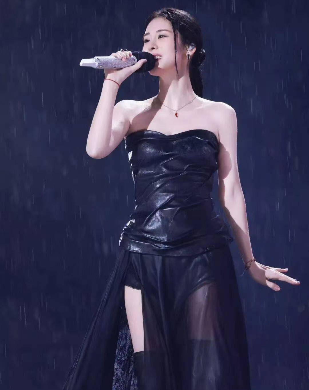张碧晨雨中湿身她透视裙贴身越湿越撩人
