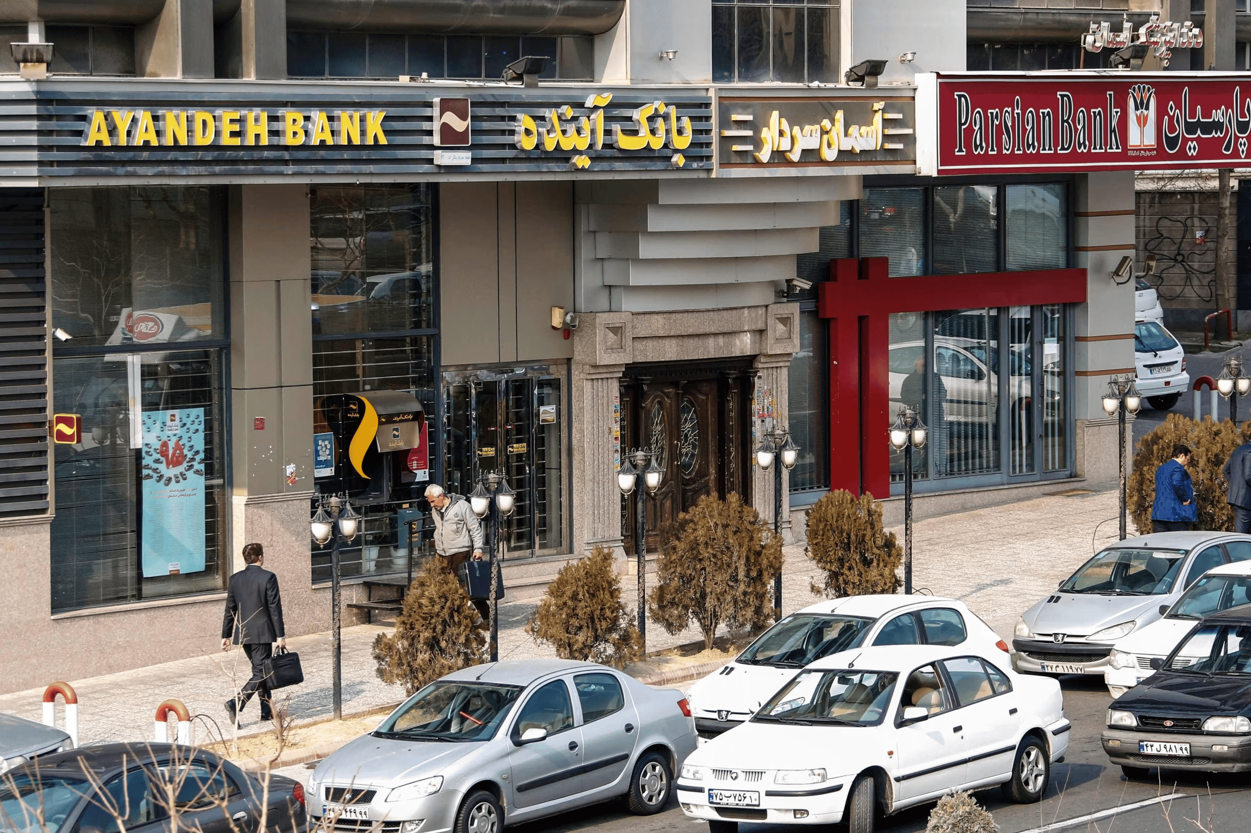 一家巨型银行的倒闭将伊朗推向失控_搜狐网