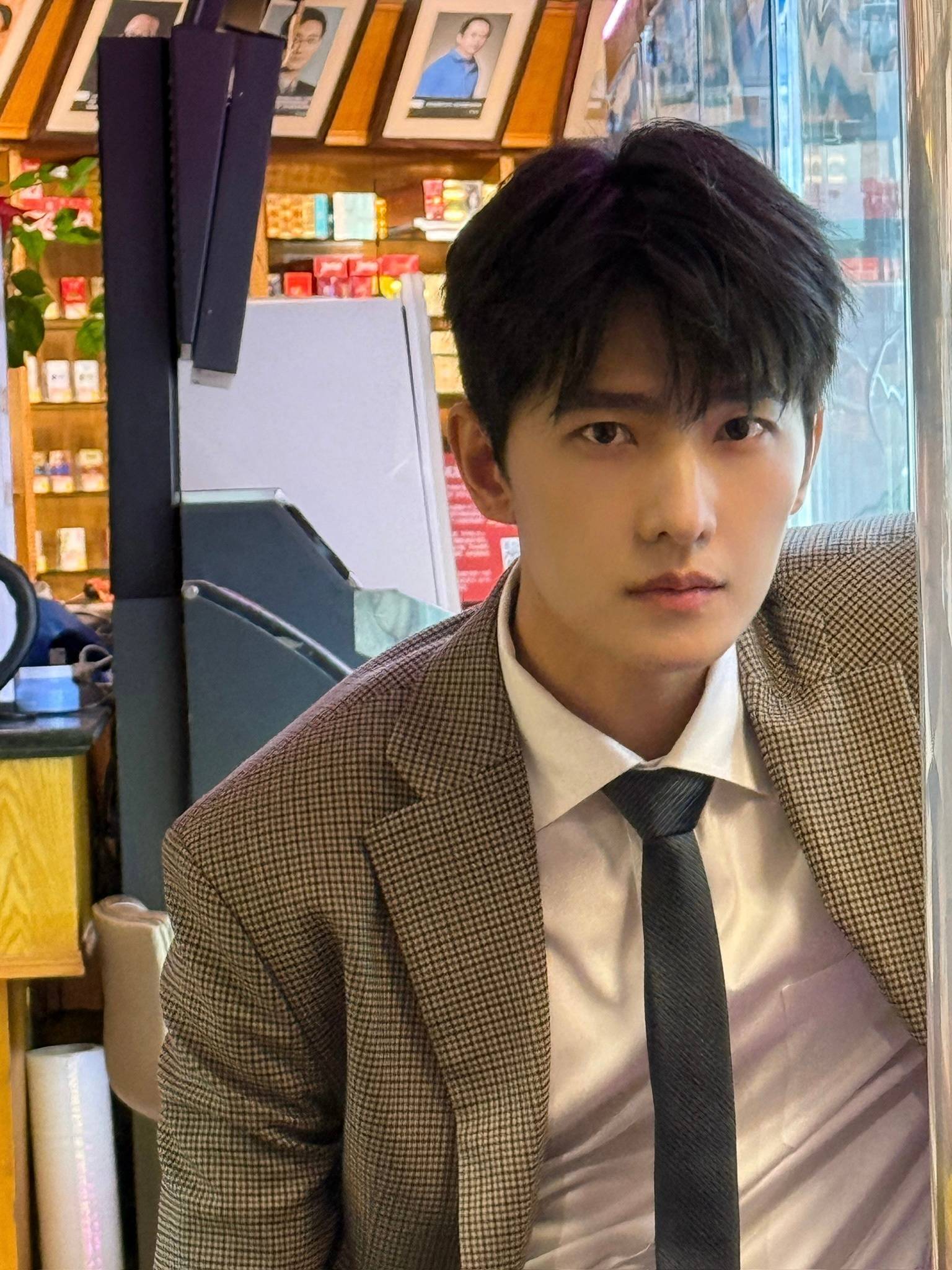 杨洋被曝疑似与美女在酒店见面引热议！工作室紧急发文打假