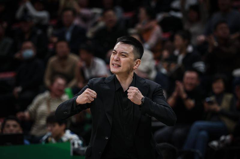 官宣！杨鸣因身体原因辞去辽篮主帅职务 离队休整