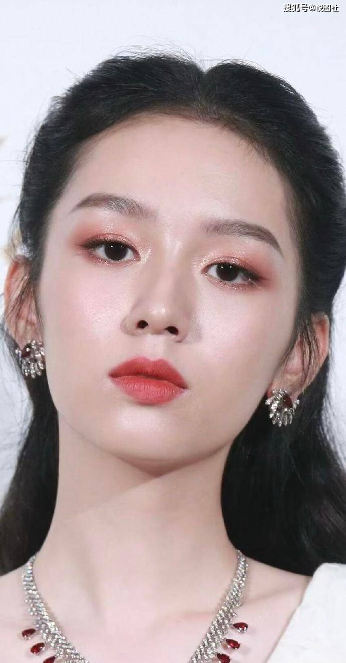 周也鎏金红宝造型：清甜与华贵的红毯表达