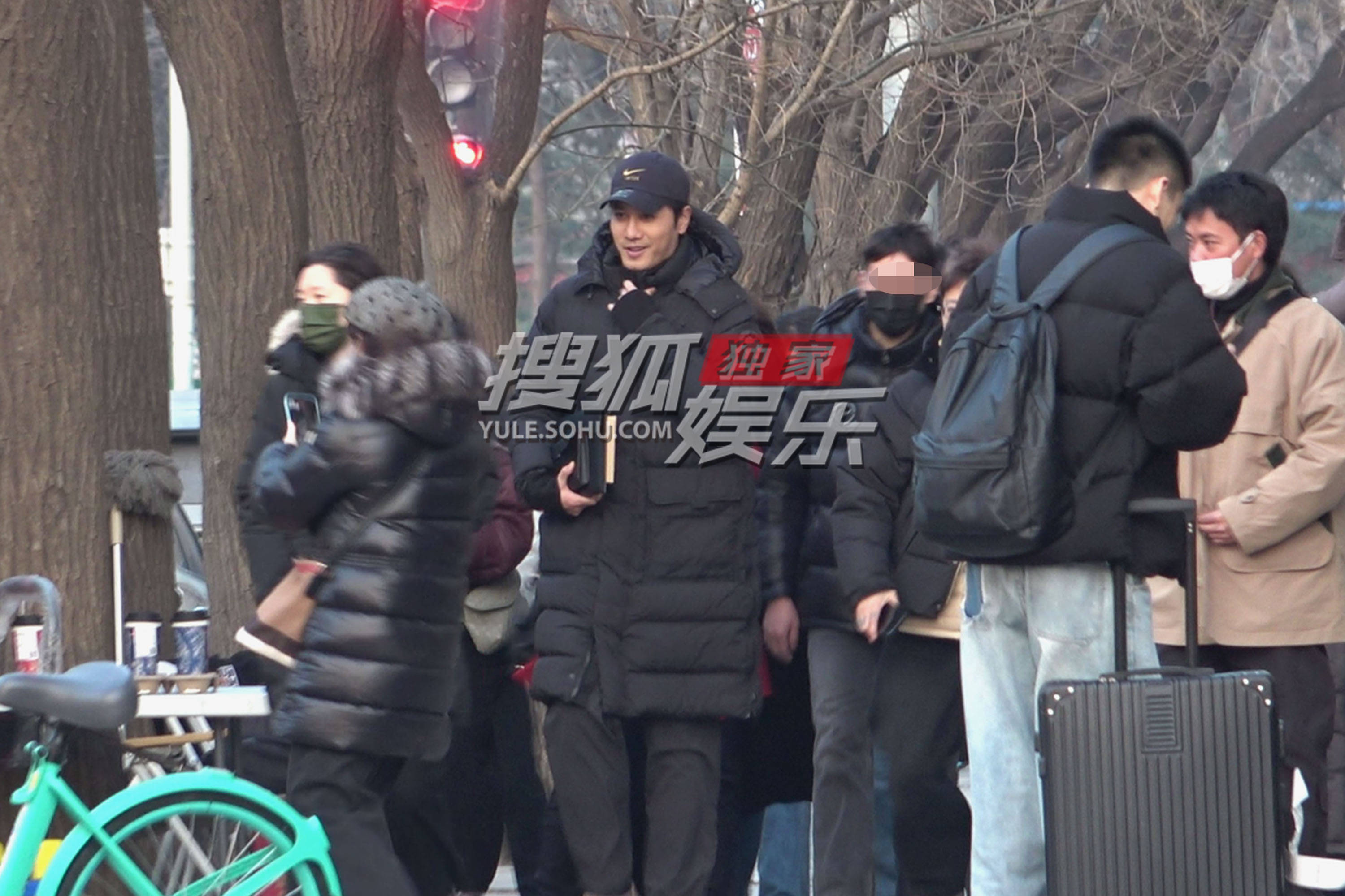 彭冠英穿着保暖街边拍戏 和粉丝互动聊天