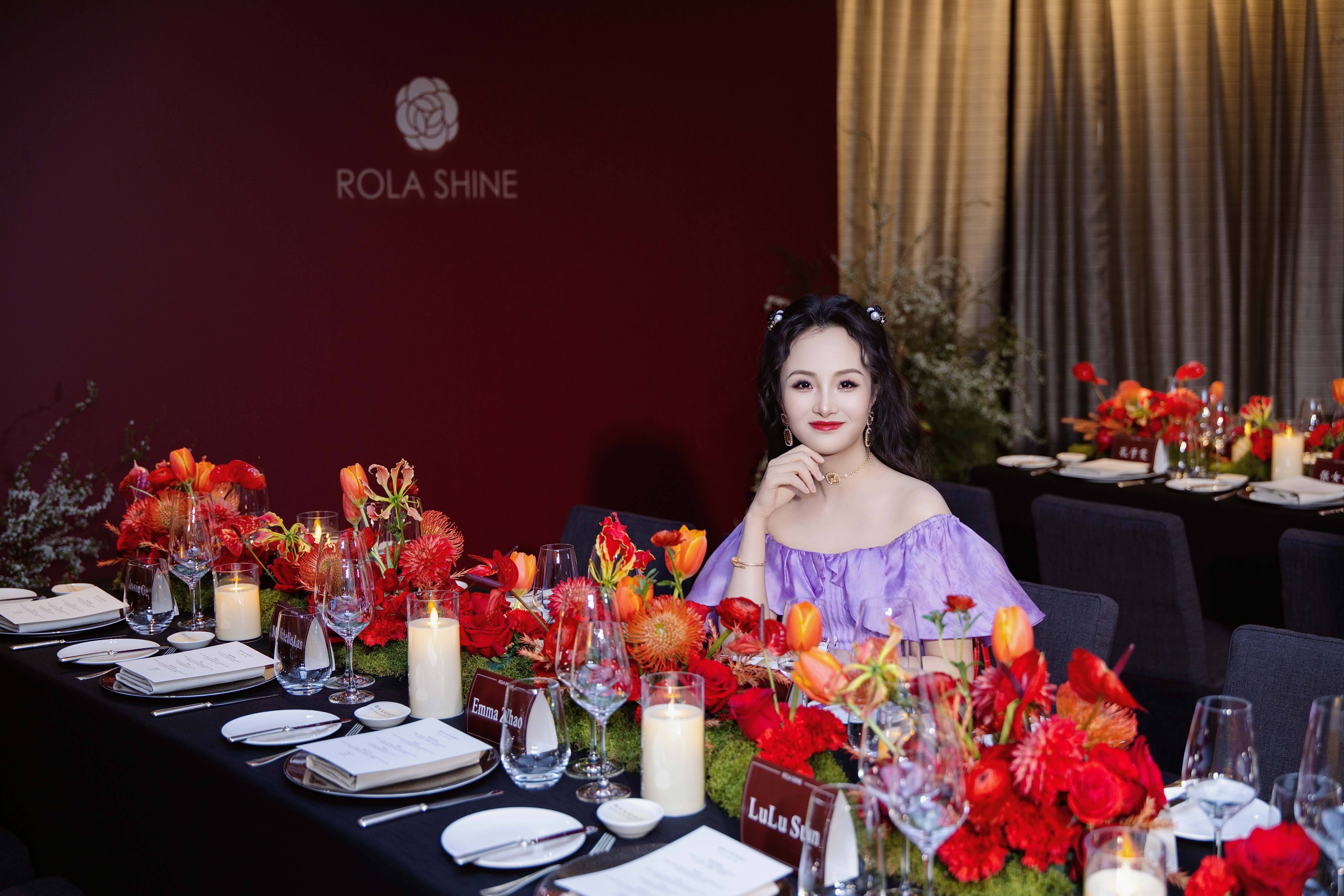 亮月影视董事长项亮月闪耀Rola Shine臻耀之夜   紫色造型与东方珠宝交相辉映