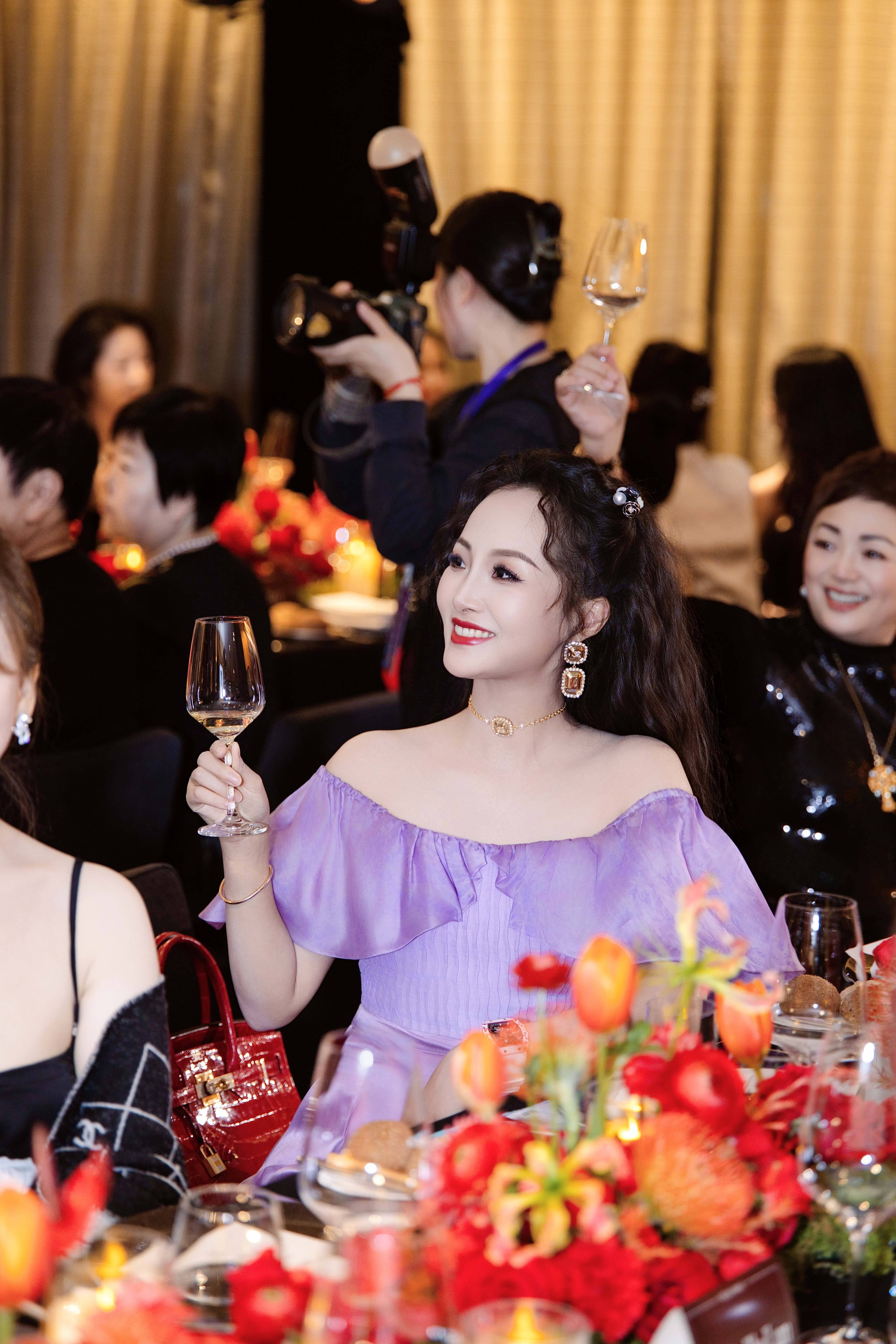 亮月影视董事长项亮月闪耀Rola Shine臻耀之夜   紫色造型与东方珠宝交相辉映