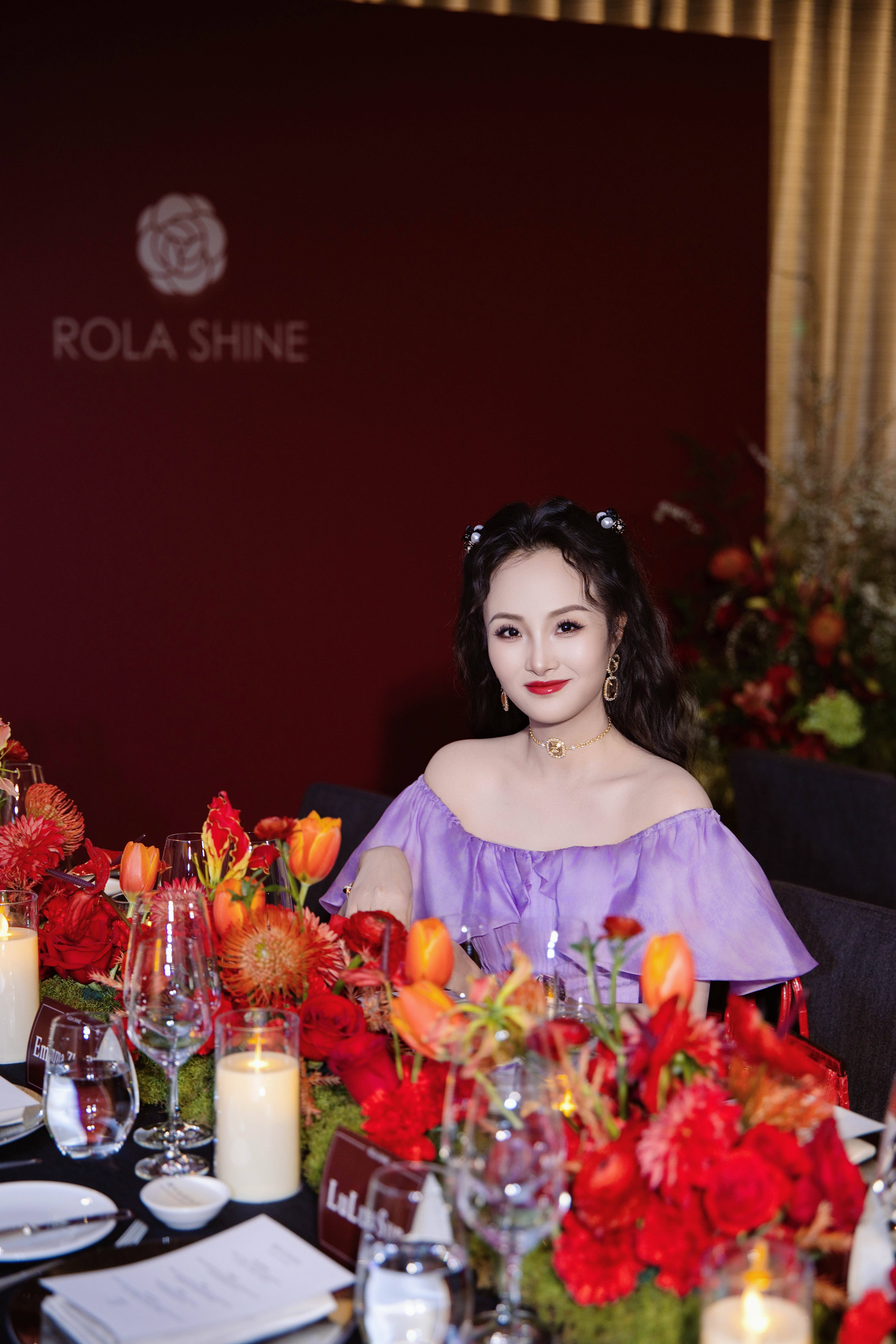 亮月影视董事长项亮月闪耀Rola Shine臻耀之夜   紫色造型与东方珠宝交相辉映