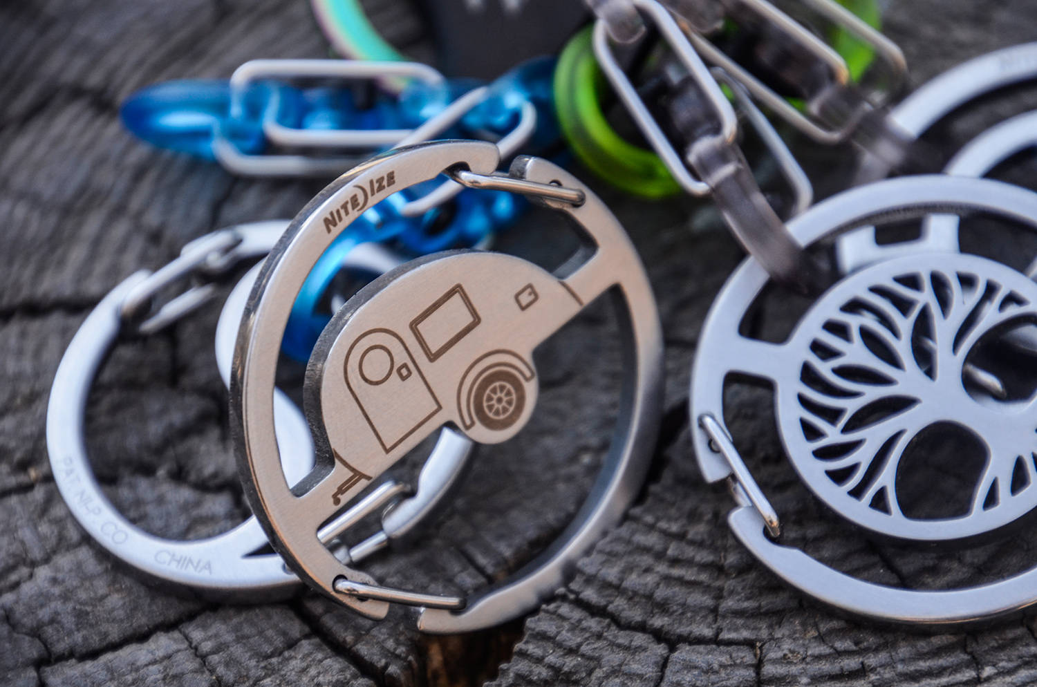 把户外生活挂在背包上：奈爱露营车钥匙扣