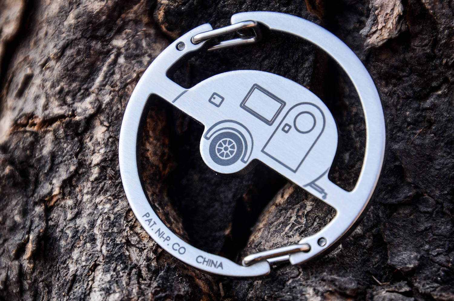 把户外生活挂在背包上：奈爱露营车钥匙扣