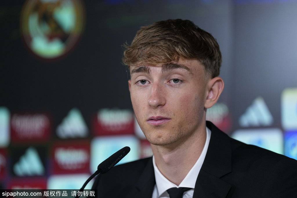 队友被担架抬离场他在看台笑!皇马后卫赫伊森再挨批