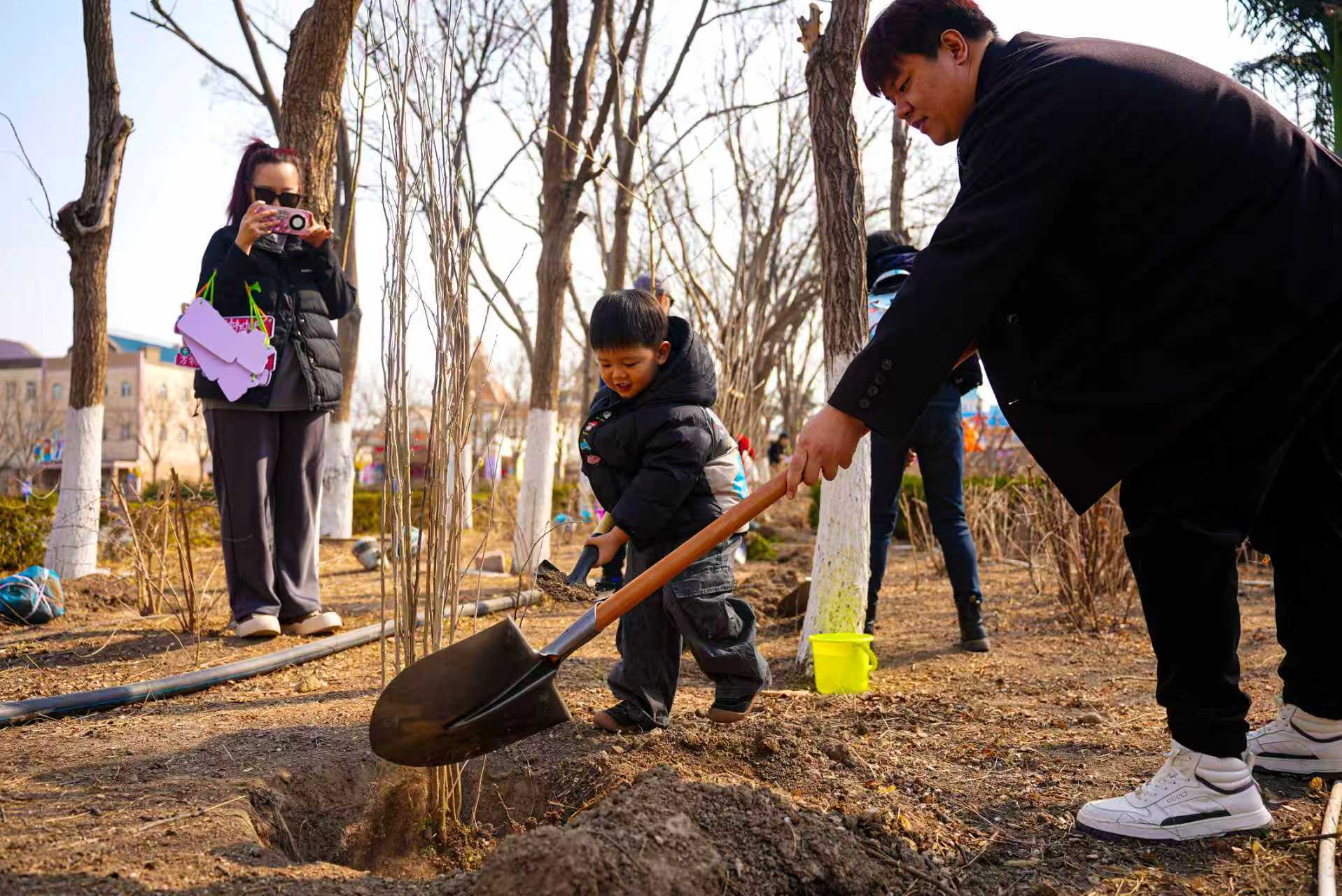 《植此青绿 共赴春光：天津方特植树节活动圆满举行》