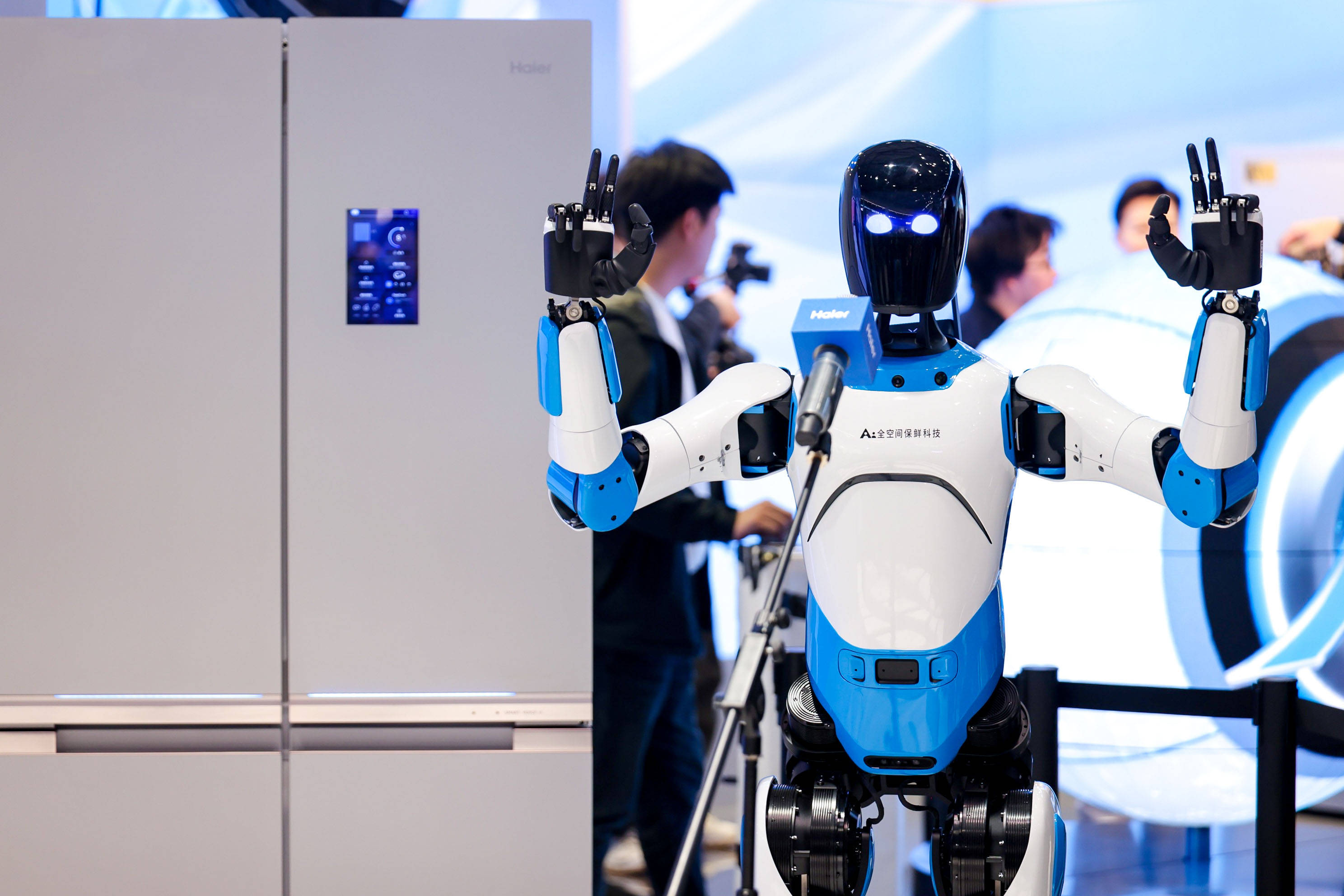 全球家电赛道，AI「大战」硬件派-锋巢网