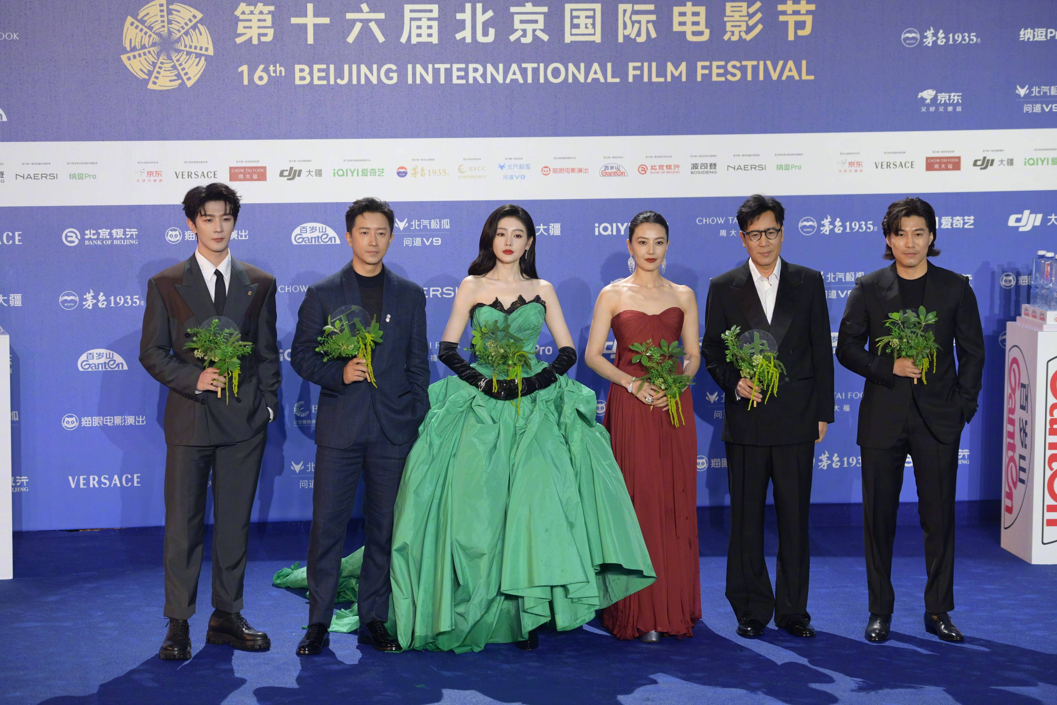 电影《森中有林》剧组亮相北影节开幕红毯 主演高圆圆张天爱双美明艳吸睛