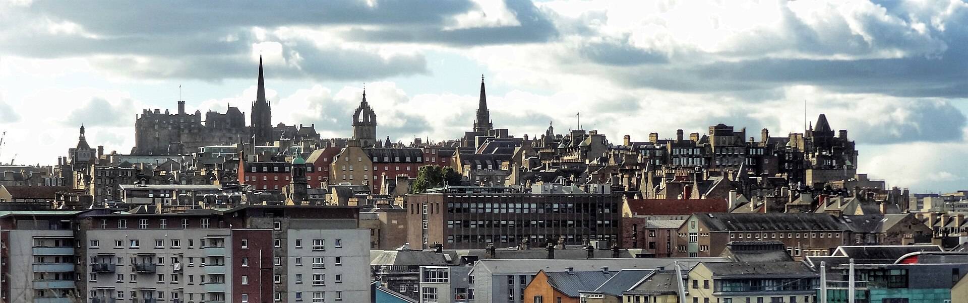 NT2673_-_Edinburgh_-_view_towards_the_Castle_from_Arthur's_Seat.jpg