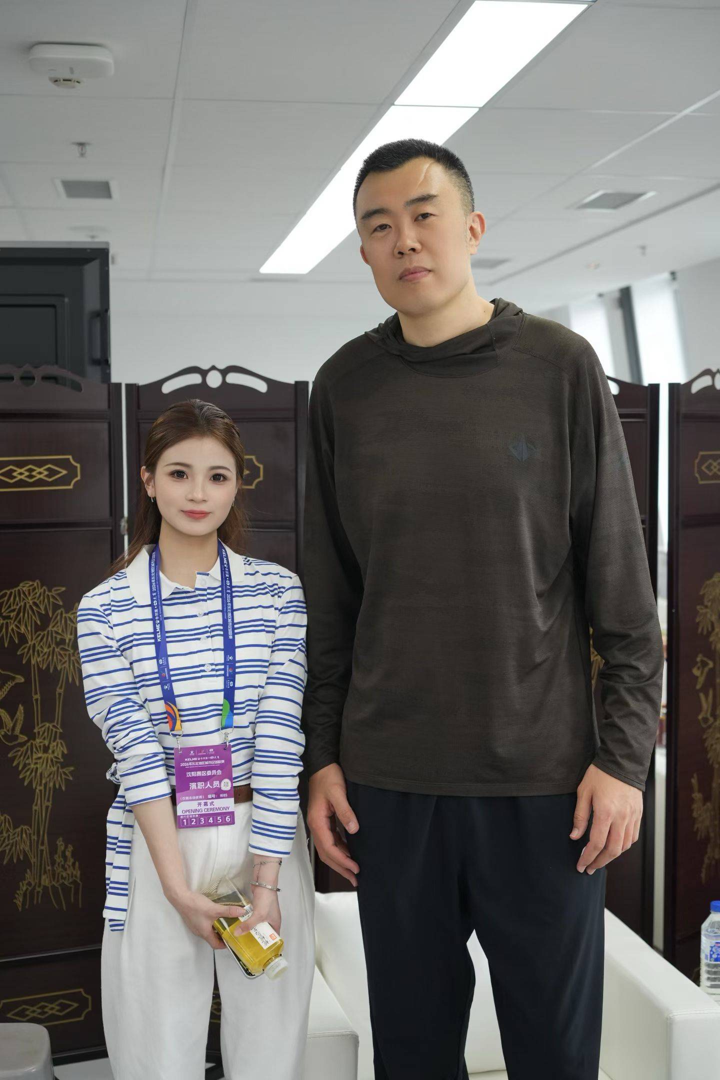 丁昱活动后台休息室内丁昱与前辽宁男篮知名运动员体育名将韩德君