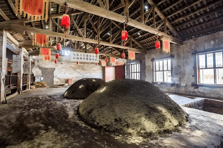 原酒卖不过矿泉水，中小酒厂忙着找“大哥”-锋巢网