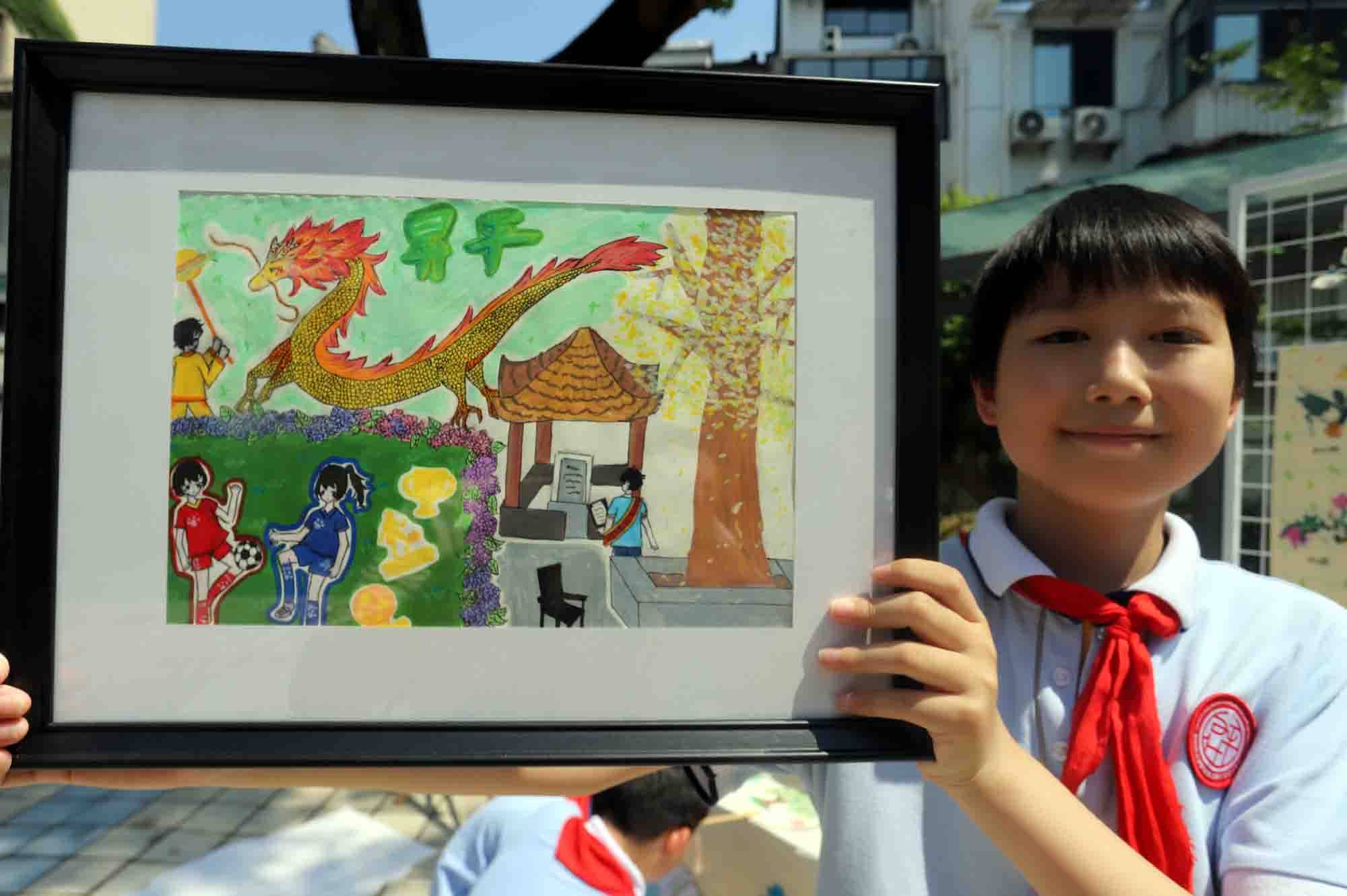 一场主题为“庆‘六一’儿童书画艺术作品展”在苏州昇平实验小学校拉开帷幕