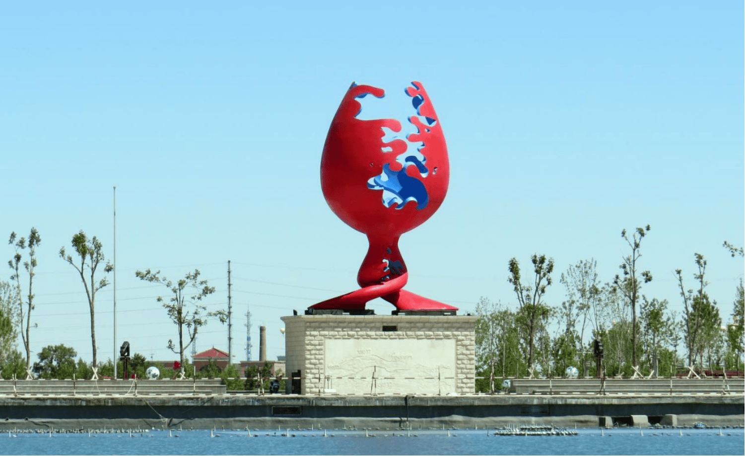 玛纳斯红酒公园《升腾》雕塑.png