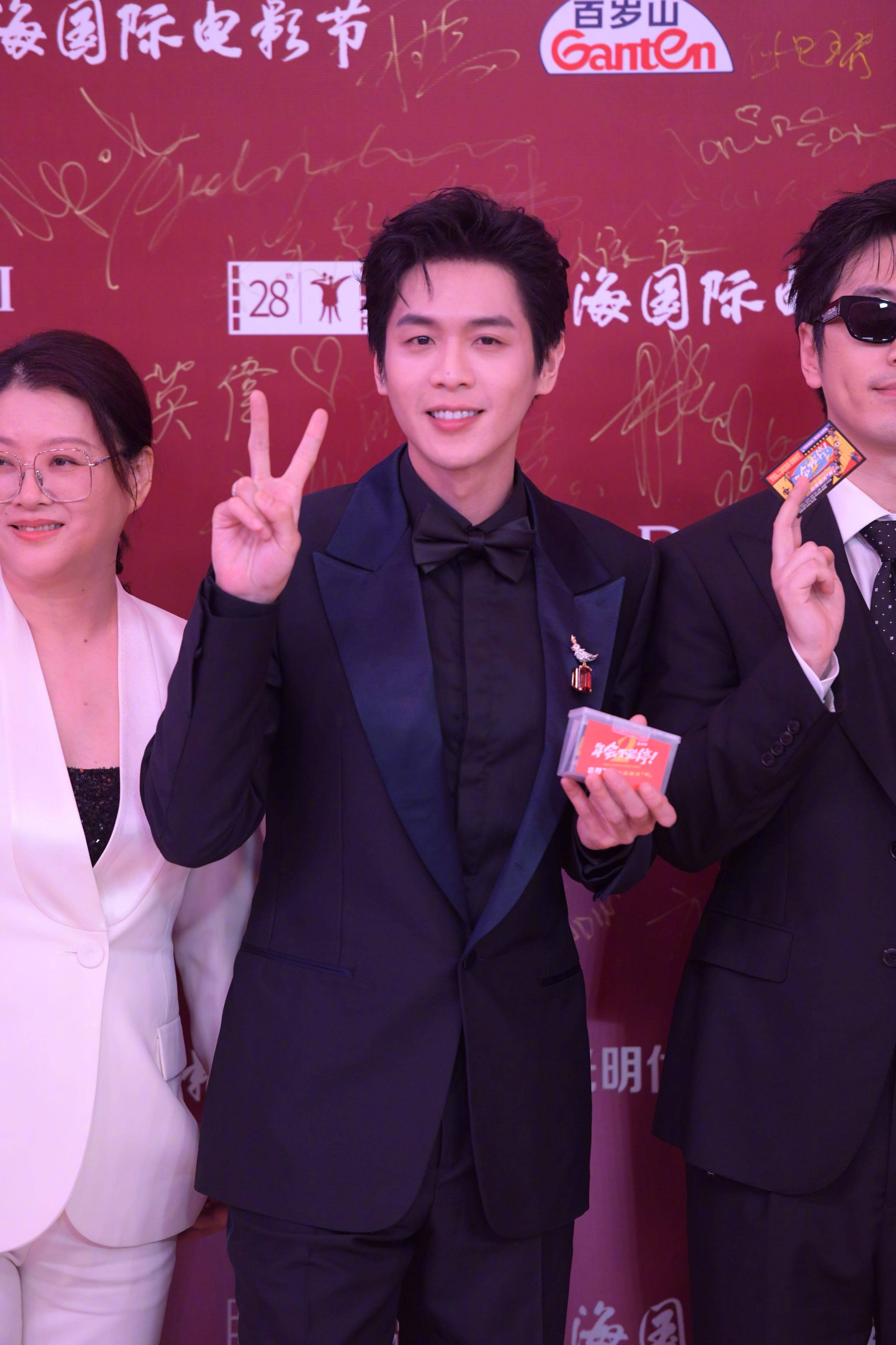 《电影年会不能停2》剧组亮相上影节开幕红毯 主演张若昀白客高叶孙艺洲欢乐同框