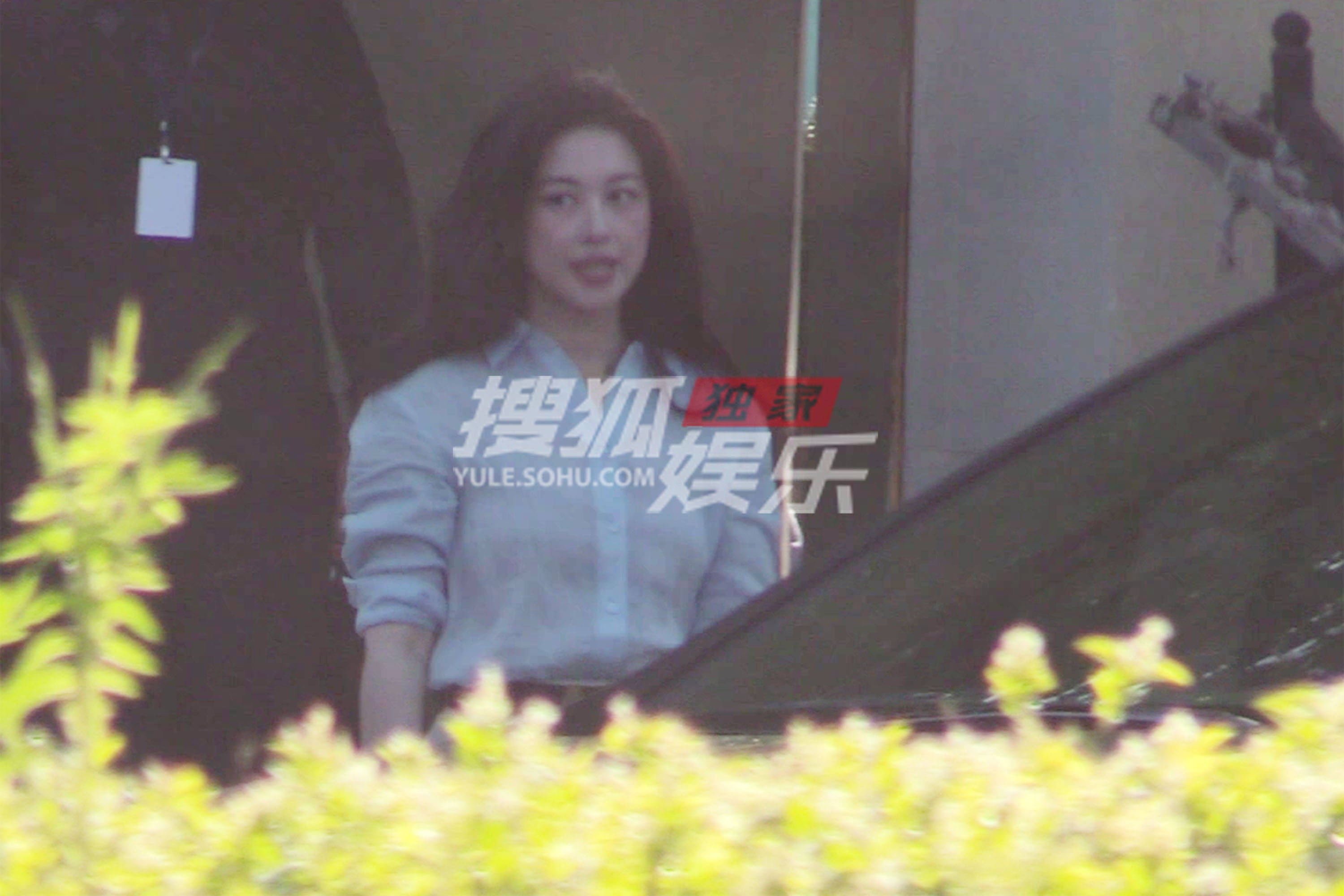 朱珠职场风造型下班离场 落日柔光衬出优雅身姿