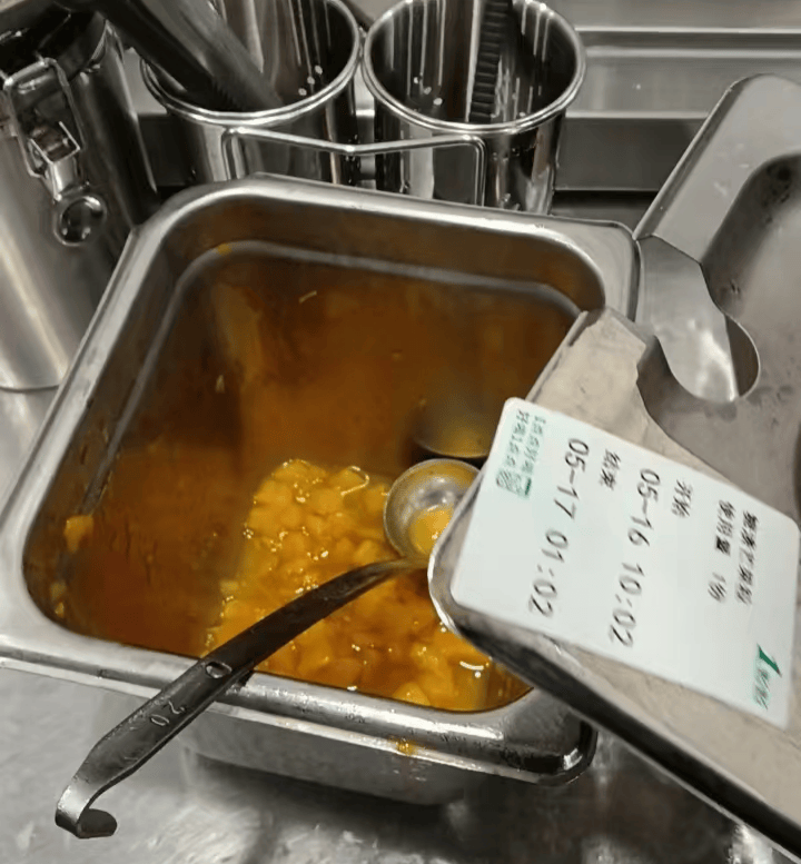 隔夜芒果原料篡改效期（图源：中国食品安全网）.png