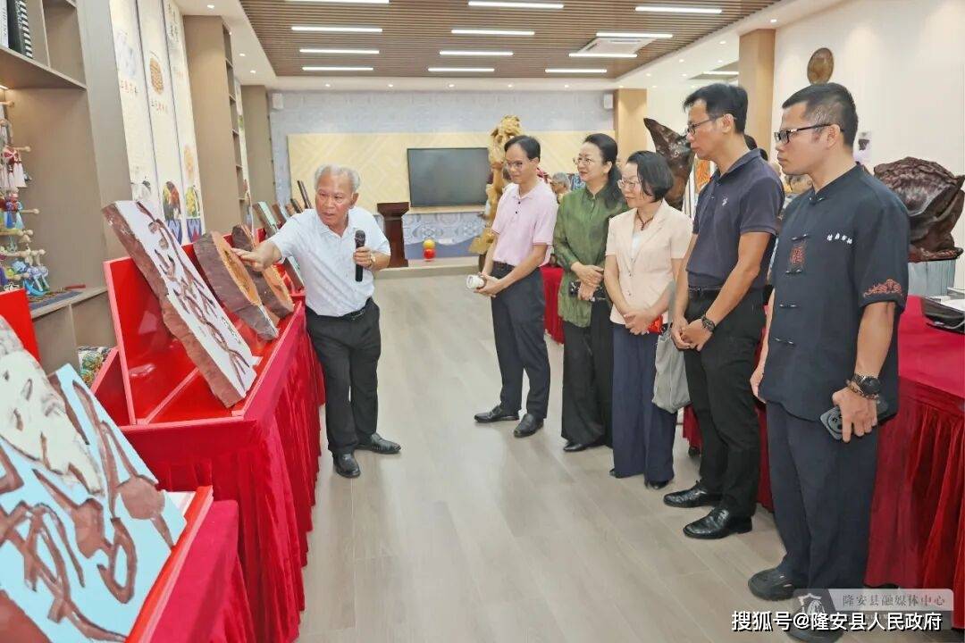 非遗雕刻进校园 美育深耕润桃李——隆安职校开启长期书刻艺术公益展
